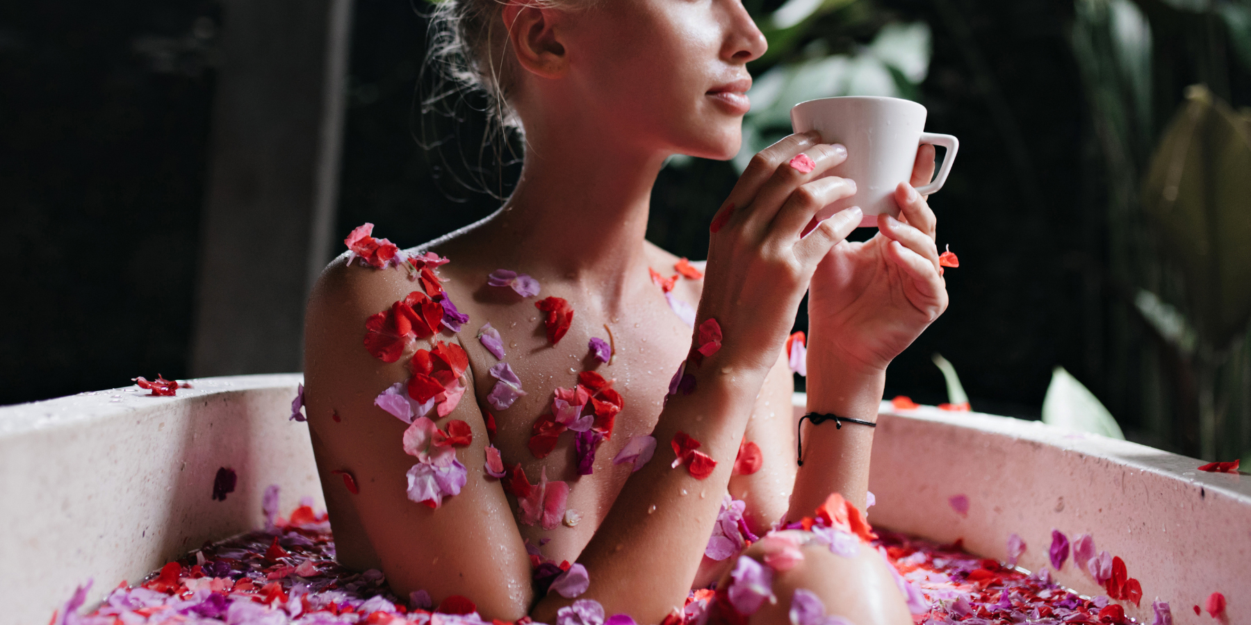 Le bain infusé au thé, un rituel bien-être aux mille vertus