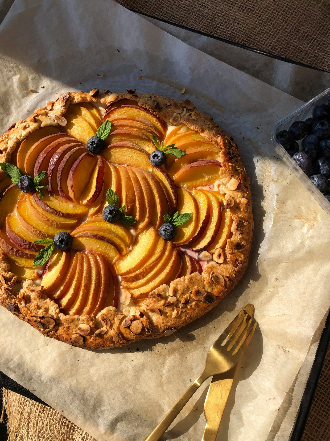 Tarte aux pêches, romarin et citron vert
