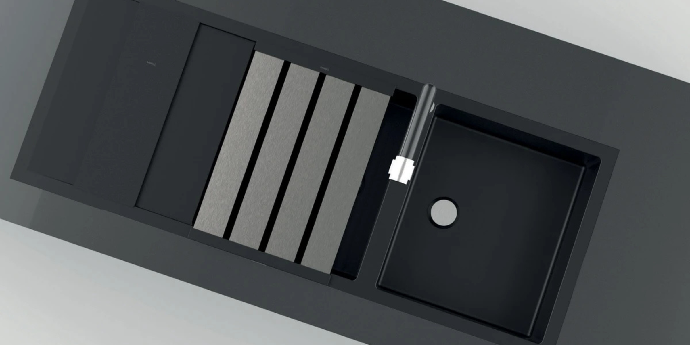 Égouttoir rabattable inox brossé avec planche à découper en verre noir, fonctionnel pour cuisine design et le quotidien.