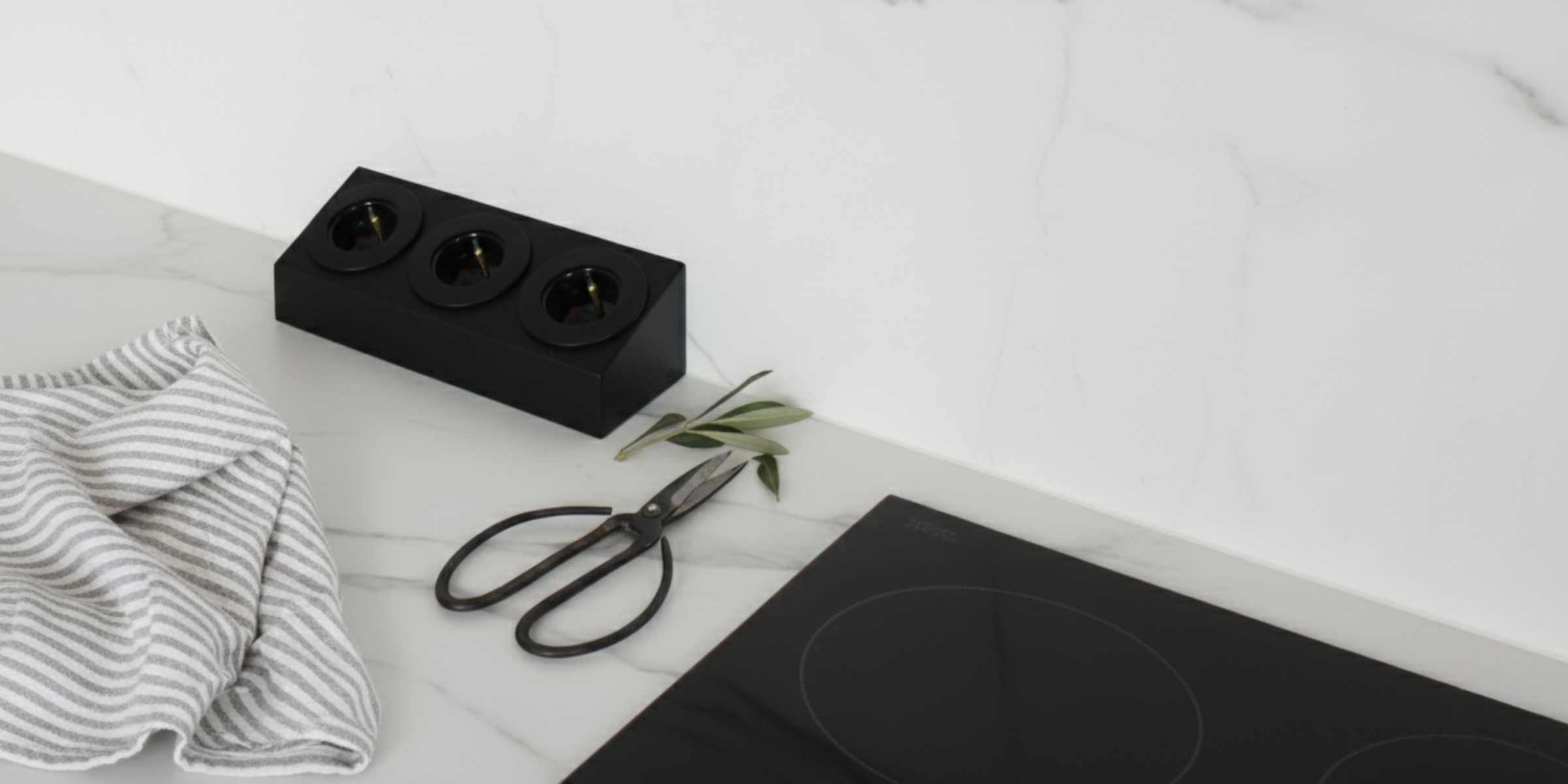 Prise cuisine BARRY bloc 3 prises Soft Touch noir, pratique et design pour plan de travail moderne et fonctionnel.