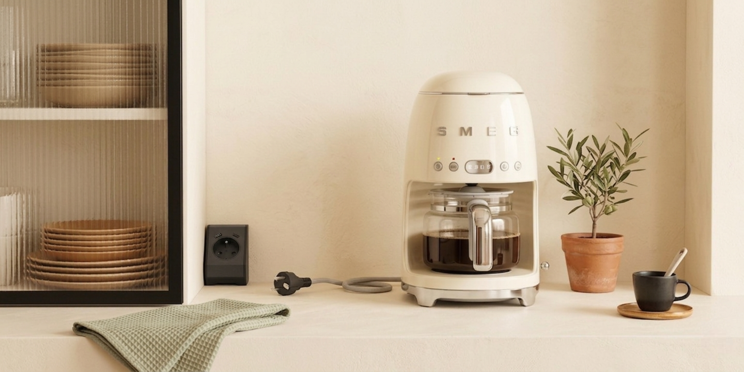 Prise d'angle cuisine TETRIS - Triple prise, 1 prise + 1 USB-A + 1 USB-C, bloc compact pour optimiser vos angles de murs.