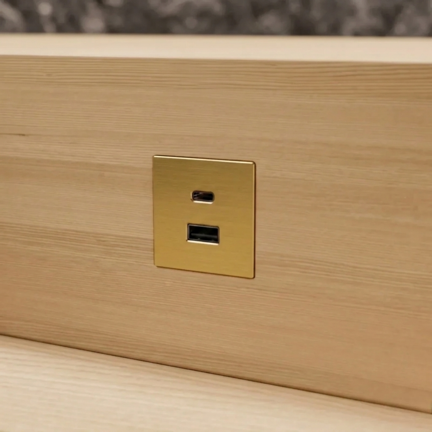 Prise USB murale ARCHEA 1 prise USB C + 1 USB-A - Prise carré encastrable doré