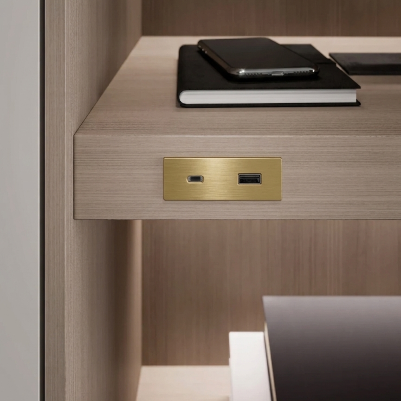 Prise USB murale ARCHEA 1 prise USB C + 1 USB-A - Prise rectangle encastrable doré