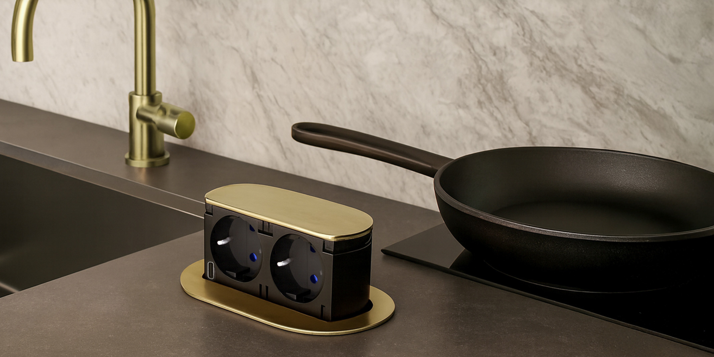Prise plan de travail PIXEL rétractable doré - Double prise + 1 USB-C, bloc escamotable luxueux et très complet pour l'îlot.