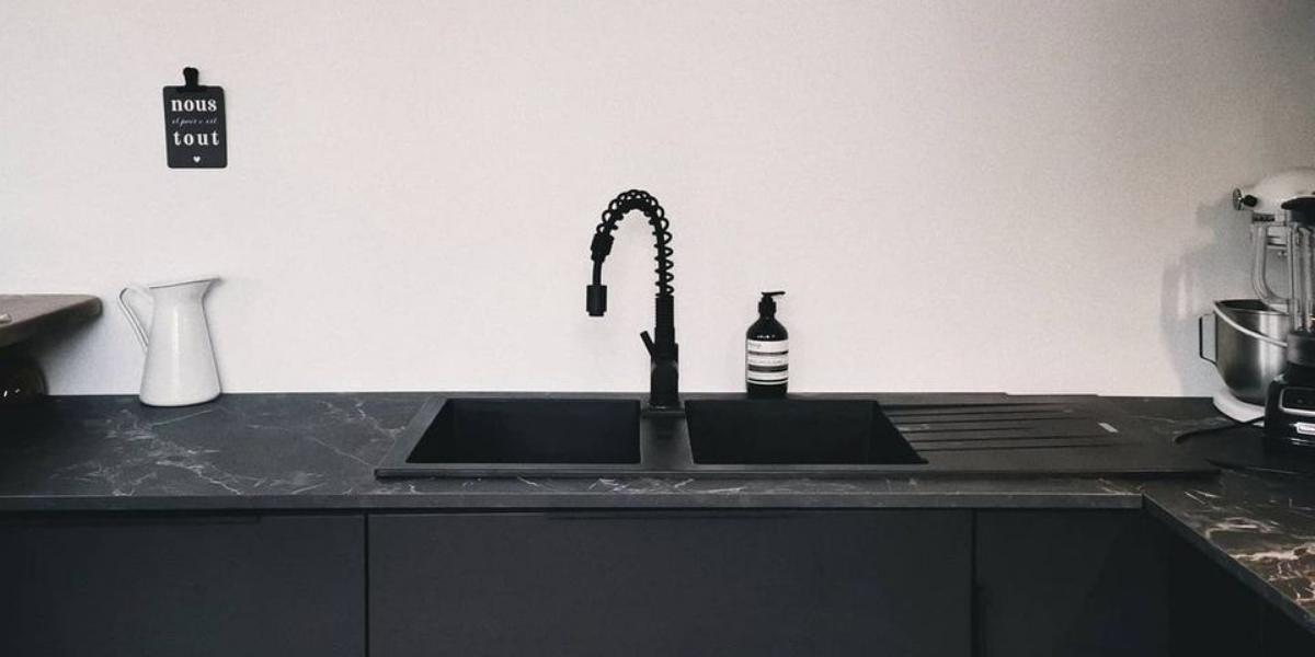 Cuisine équipée d'un Évier granit noir ALBEY 2 bacs 1 égouttoir