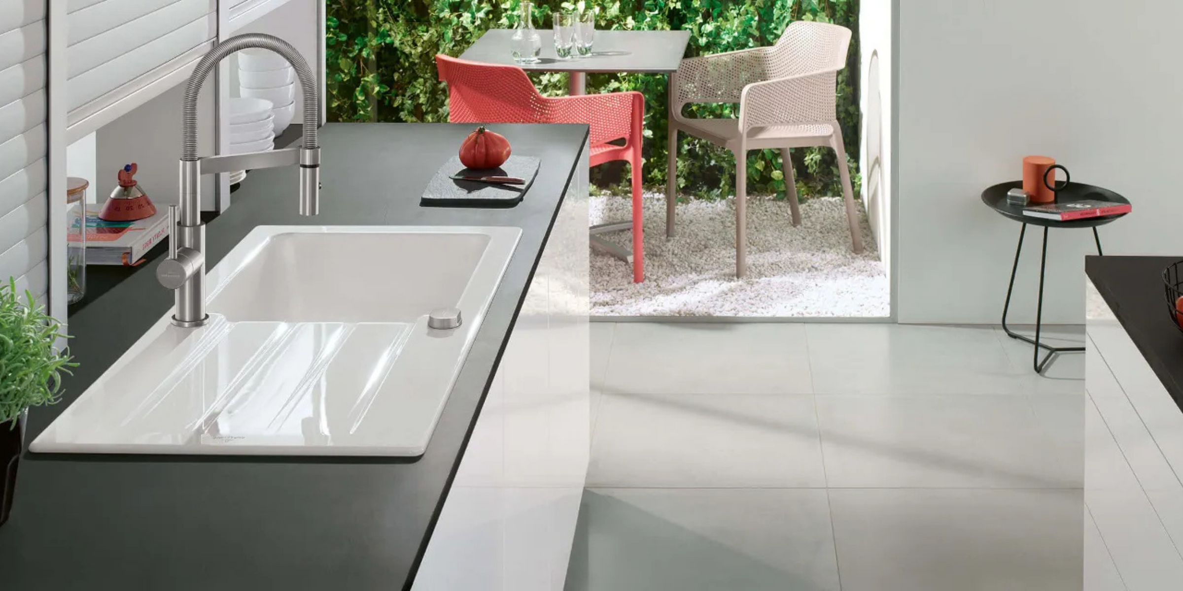 L’évier ARCHITECTURA blanc, avec son bac et son égouttoir, conjugue design moderne et qualité haut de gamme.
