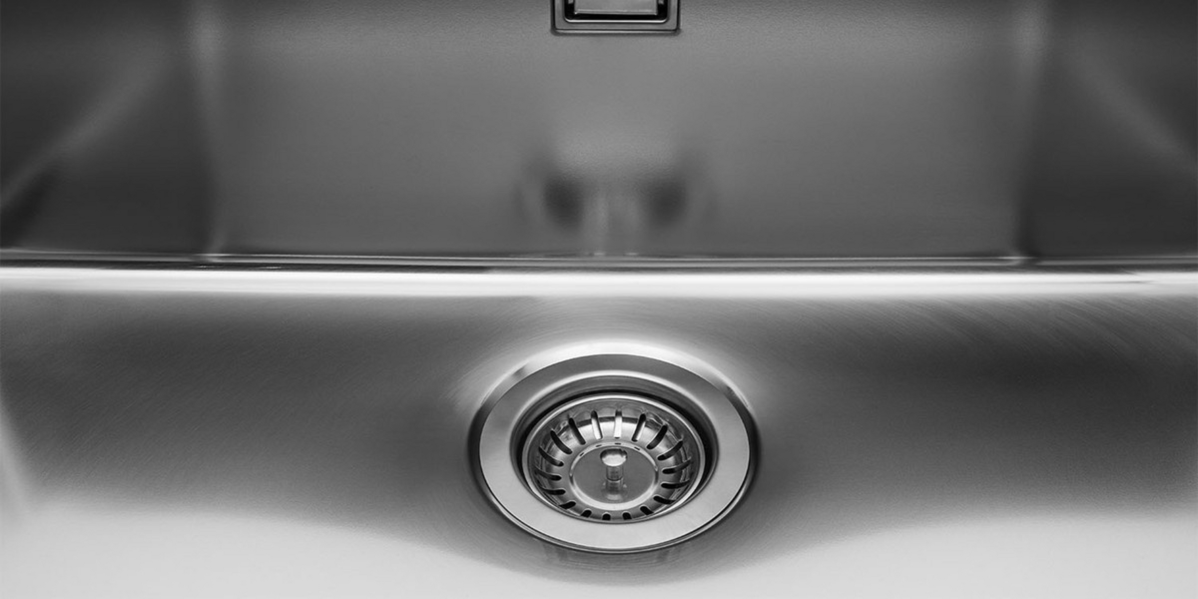 Avec son grand bac sans égouttoir, l’évier KEZIA en inox lisse allie style épuré et confort d’utilisation.
