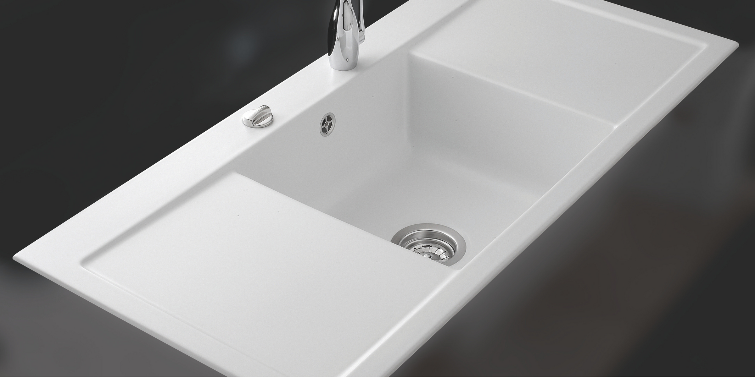 L’évier CLEYA blanc mat, avec son grand bac et ses 2 égouttoirs, offre un espace de travail optimal et raffiné.