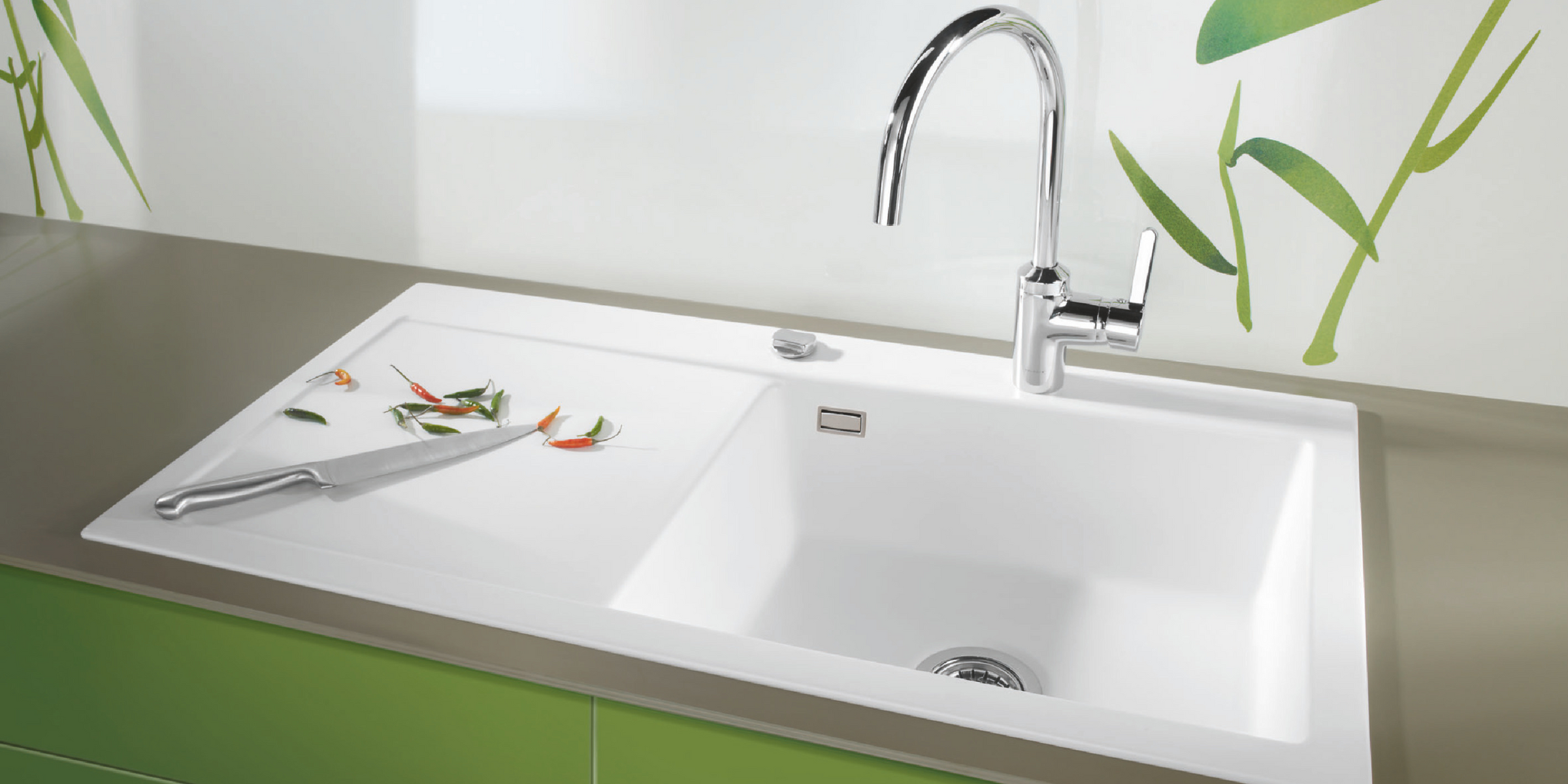 Grand bac et égouttoir gauche, l’évier CLEYA en céramique blanc mat allie praticité et élégance pour votre cuisine.