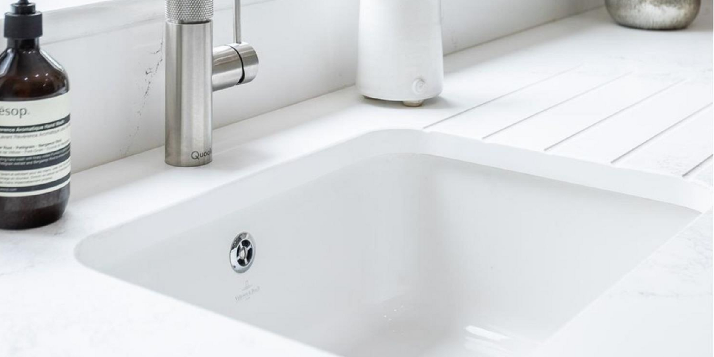 Focus sur l'évier sous-plan céramique blanc Villeroy & Boch CISTERNA 1 bac 550x440 dans une cuisine blanche