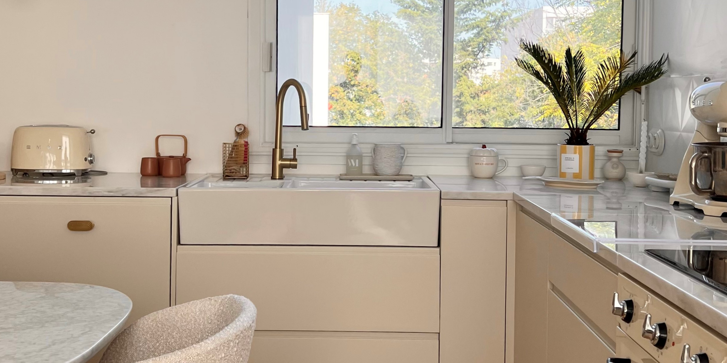 Évier timbre d'office céramique blanc EKIO NEWCO 2 bacs dans une cuisine vert sauge et bois