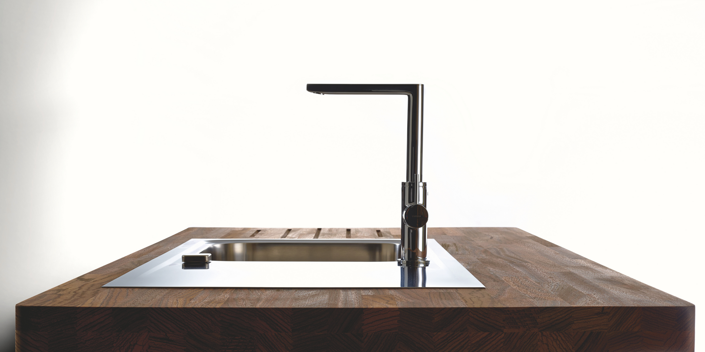 Moderne et pratique, l’évier FAGOTTO en inox lisse avec grand bac et égouttoir allie design et ergonomie.