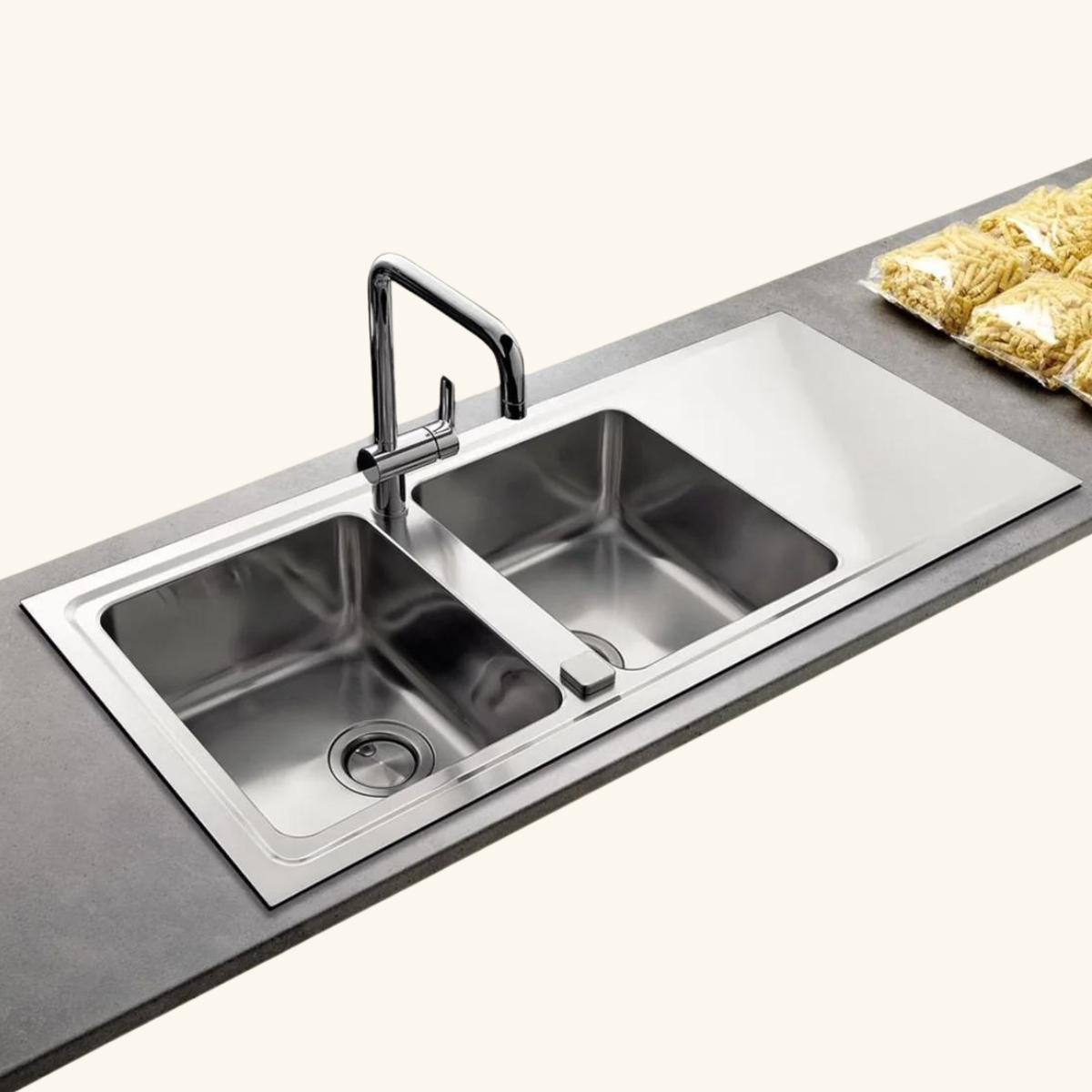 Évier inox lisse Luisina FAGOTTO 2 bacs 1 égouttoir pour une cuisine aménagée