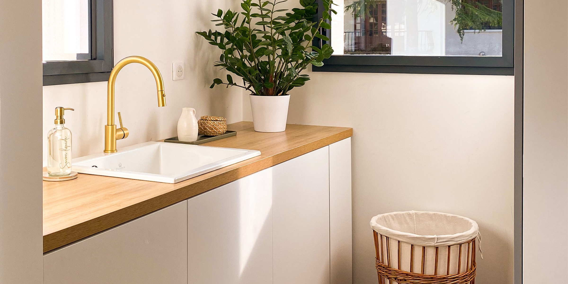 Évier céramique blanc FELIX 1 bac 600x510 mm dans une petite buanderie moderne