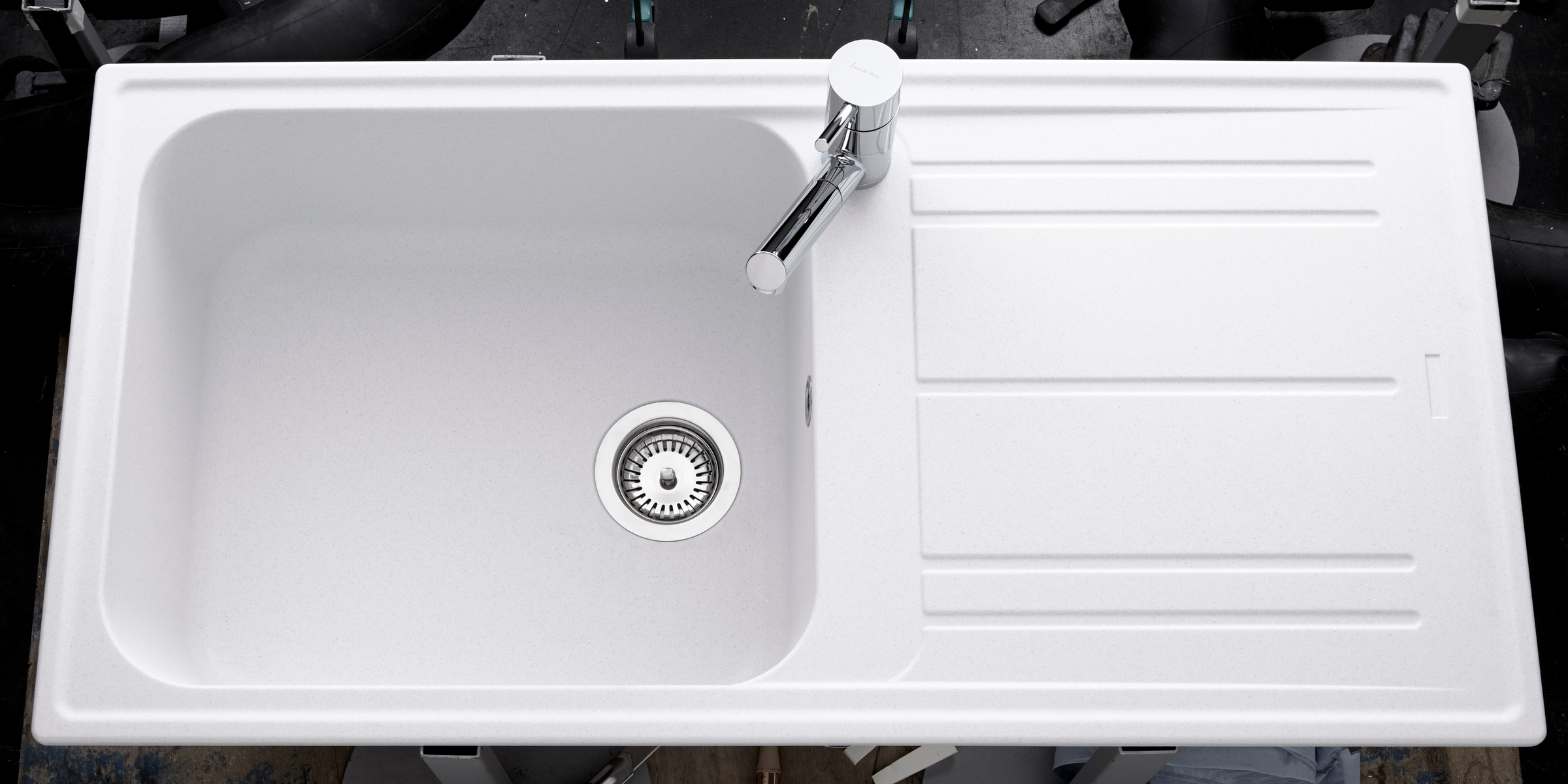 Avec son grand bac et égouttoir, l’évier HOLIDAY blanc allie ergonomie et design épuré.