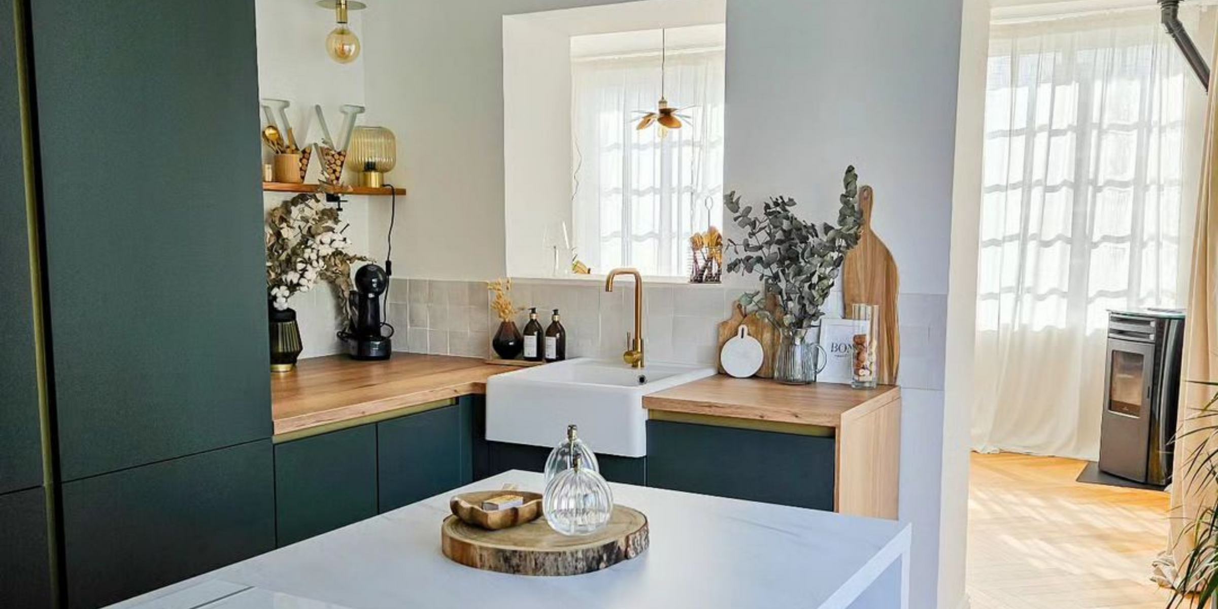 Évier timbre d´office granit blanc cassé Kümbad KIWI - 1 bac 595x630 dans une cuisine verte et bois