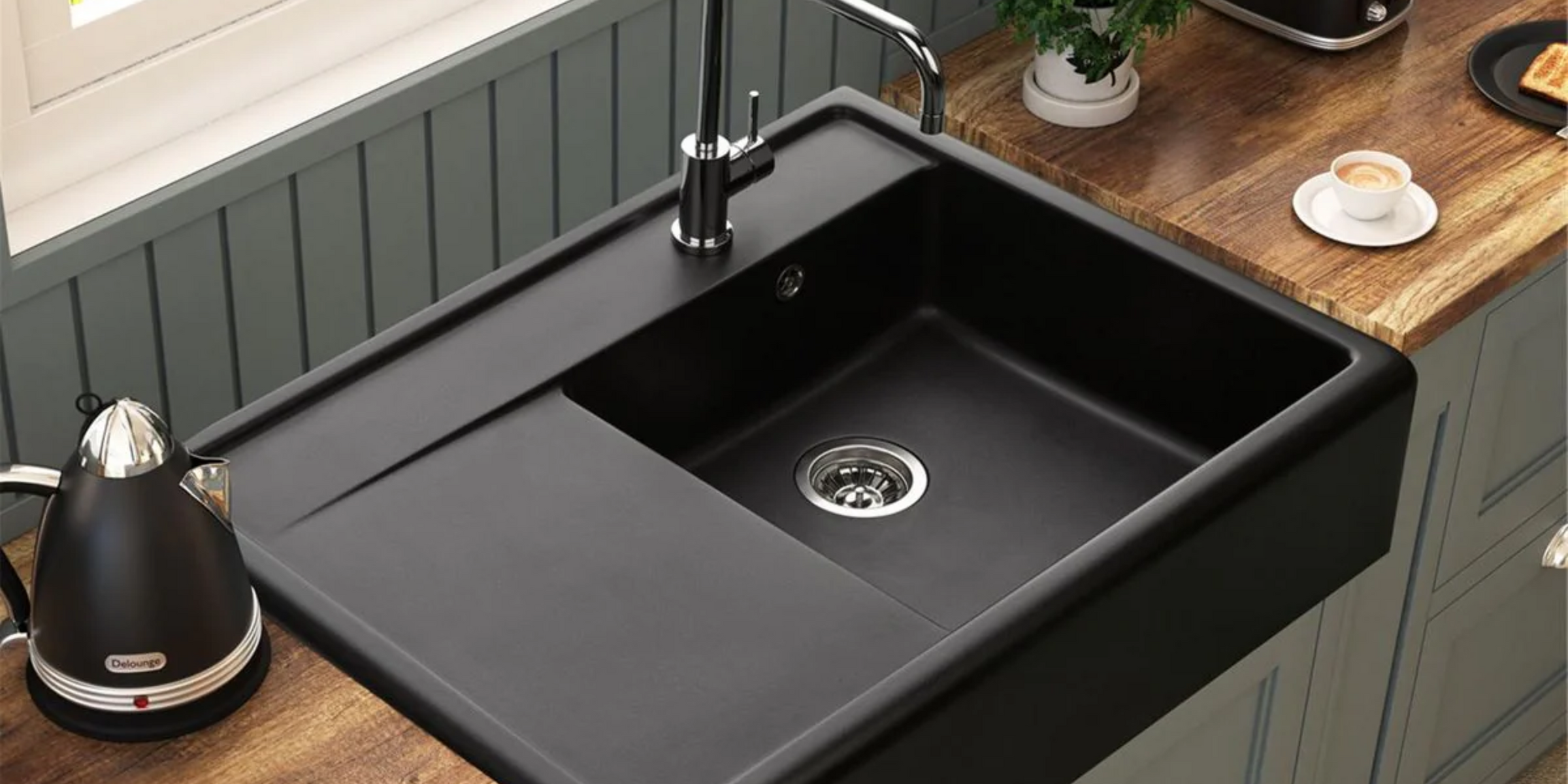 Évier timbre d´office granit noir Kümbad KIWI - 1 grand bac 1 égouttoir posé sur un plan de travail bois