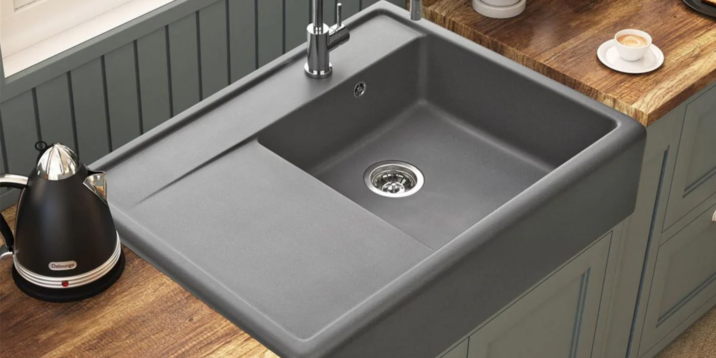 Évier timbre d´office granit gris Kümbad KIWI 1 grand bac 1 égouttoir posé sur un plan de travail bois