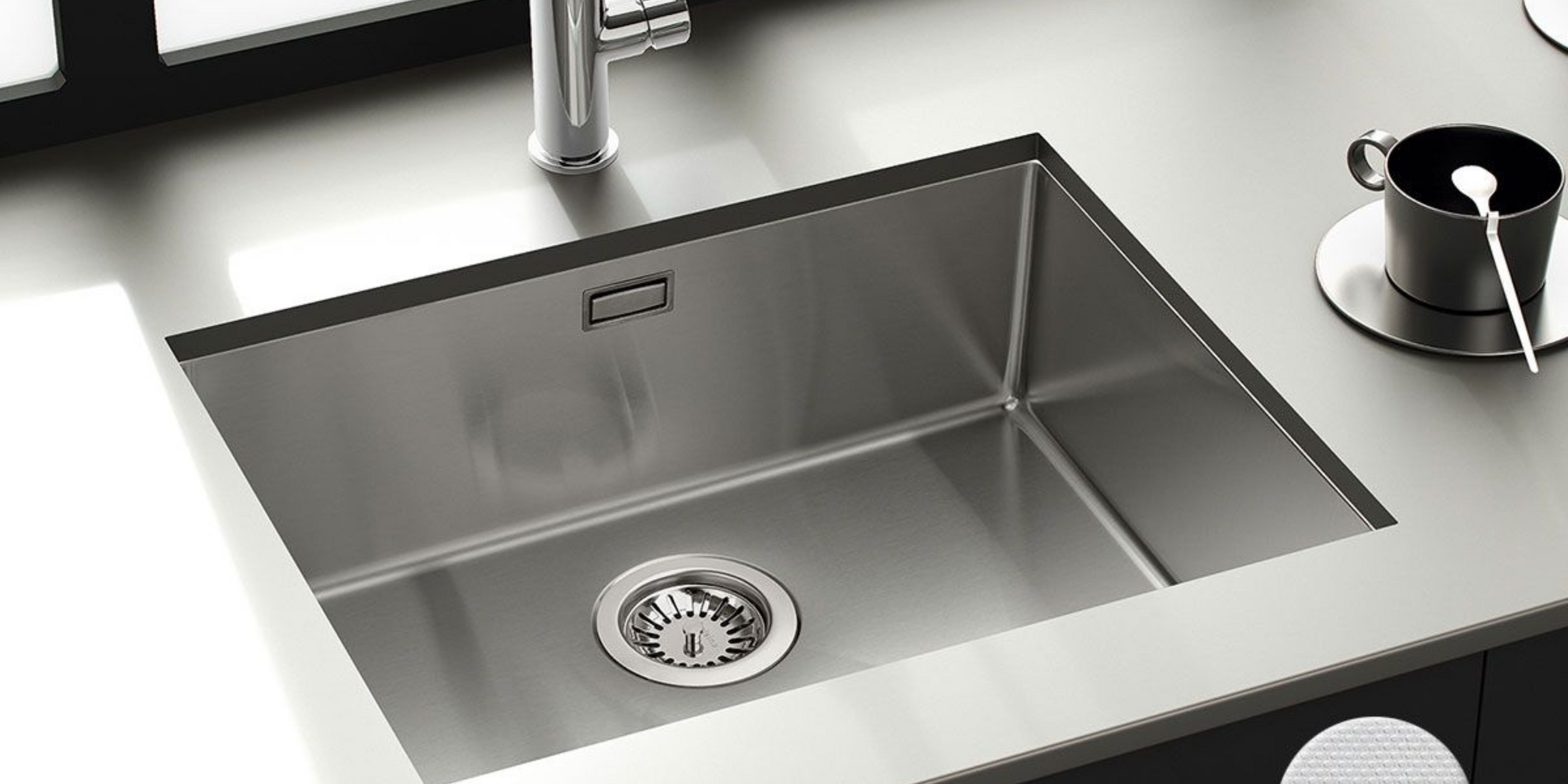 Evier VIBRATO sous-plan en inox nid d’abeille (670x450) parfait pour un usage intensif.