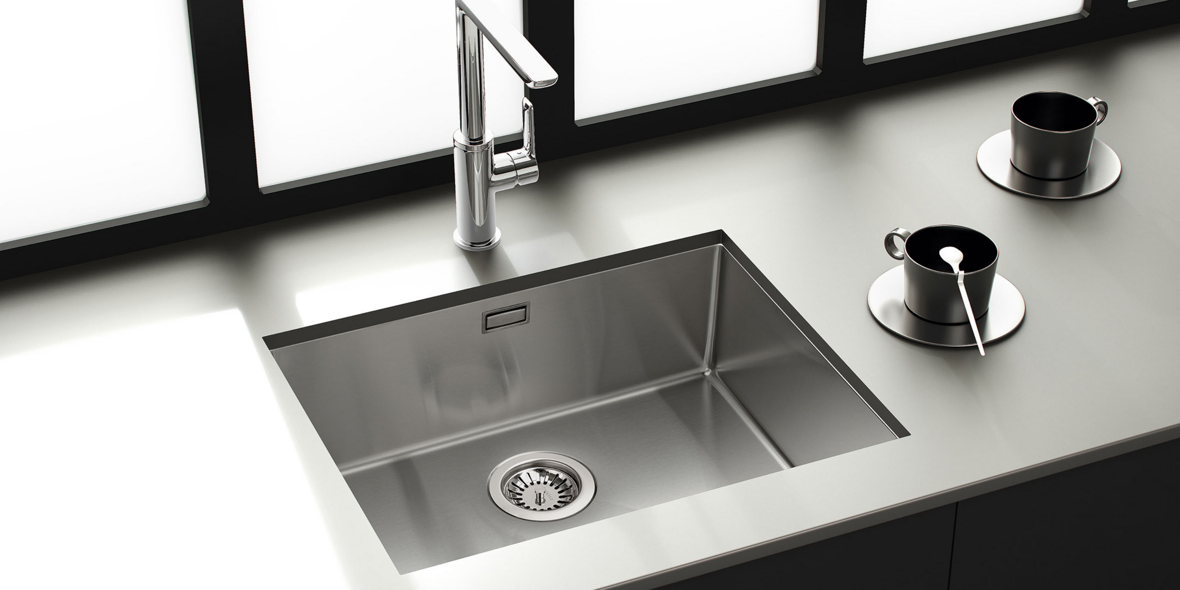 L’évier VIBRATO en inox lisse sous-plan (570x450) offre une touche moderne et sobre à votre cuisine.