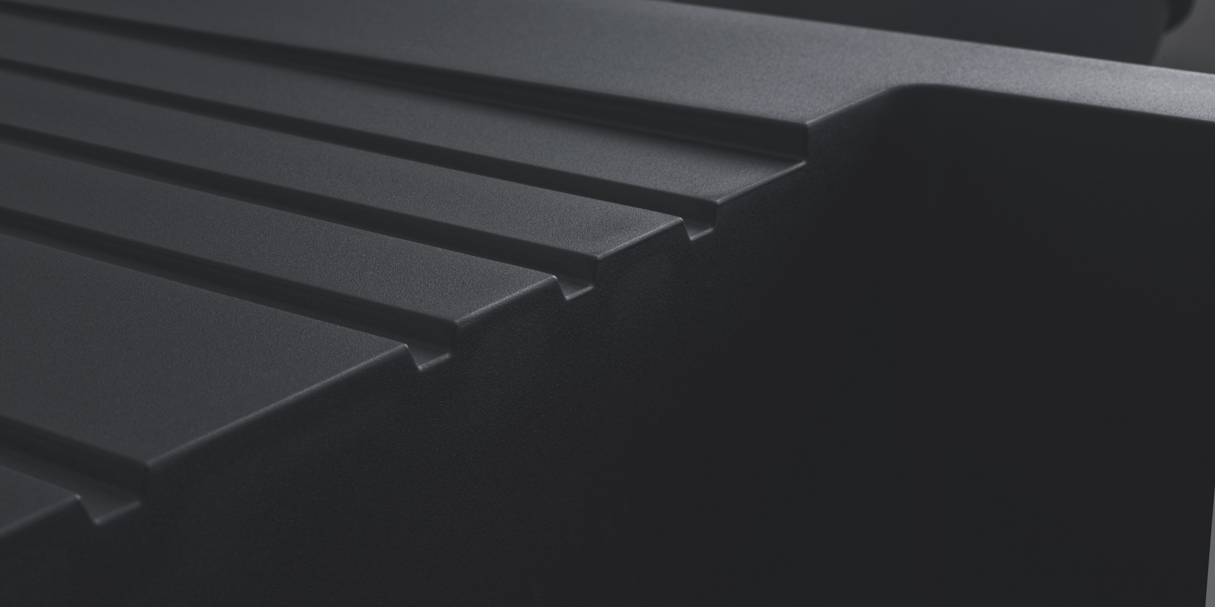 Avec 2 bacs et un égouttoir, l’évier PLUTON en résine noire est parfait pour un usage intensif.