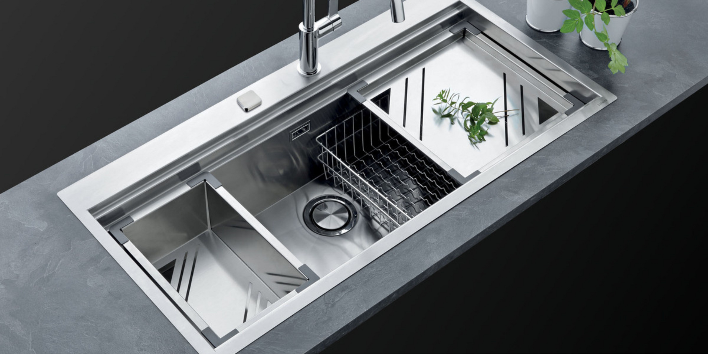 Grand et fonctionnel, l’évier POLA en inox XL (86x50) offre un large espace pour toutes vos tâches culinaires.