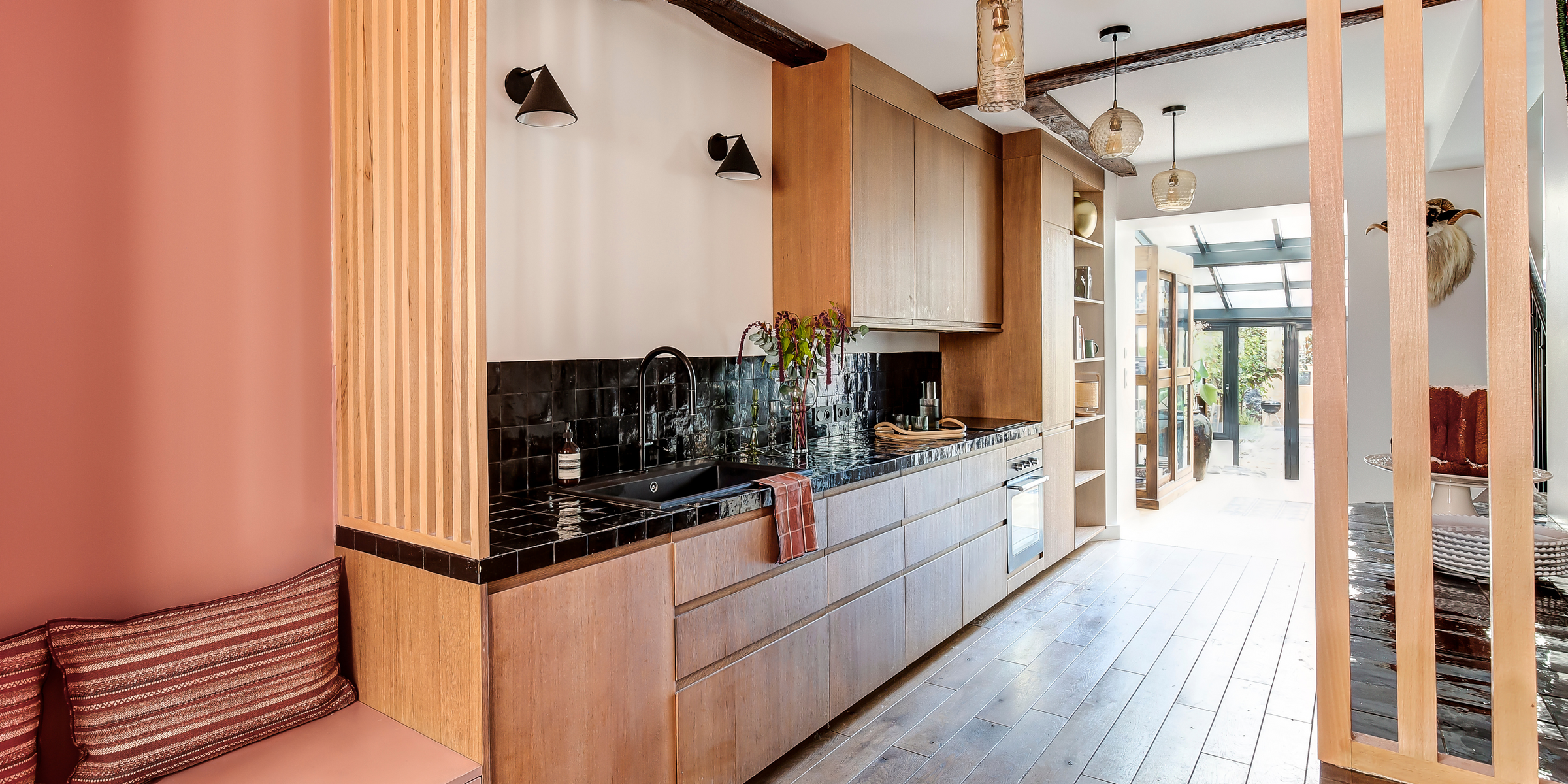 Évier Kümbad ROMY 1 bac granit noir 79x50 dans une cuisine moderne