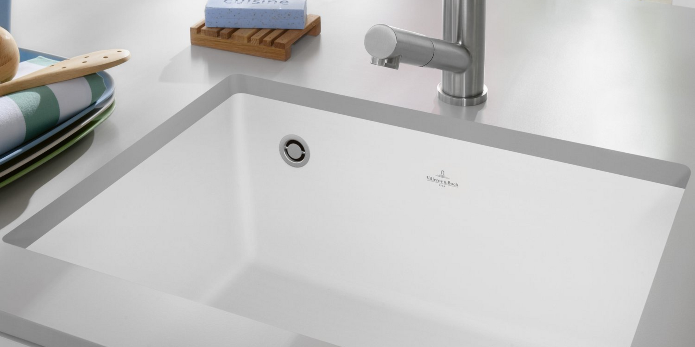 Design épuré pour l’évier sous-plan SUBWAY 60 en céramique blanche mate, parfait pour une cuisine minimaliste.