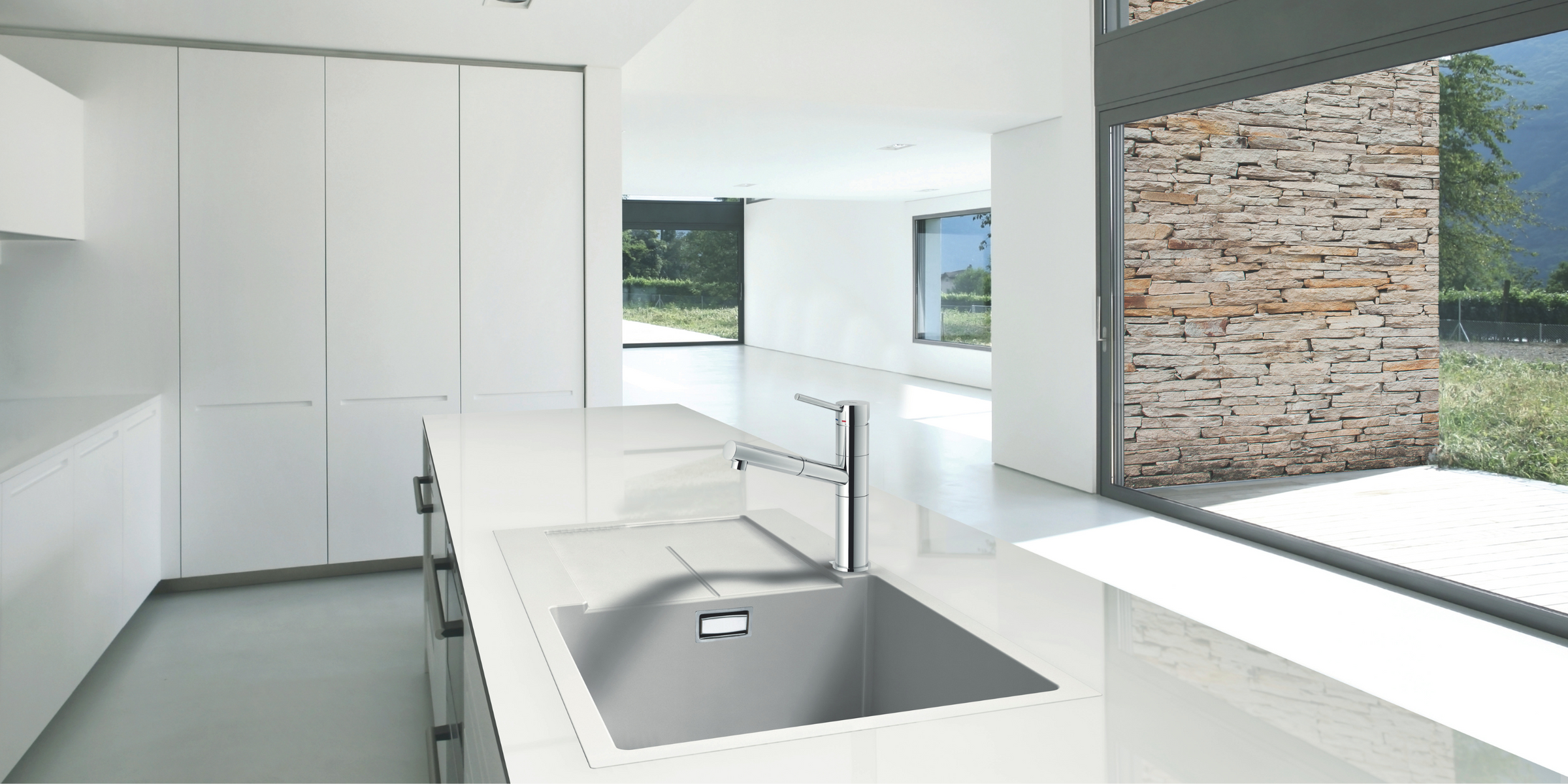 Design épuré et résistance avec l’évier TAM TAM blanc pur, 1 bac et égouttoir pour une cuisine raffinée.