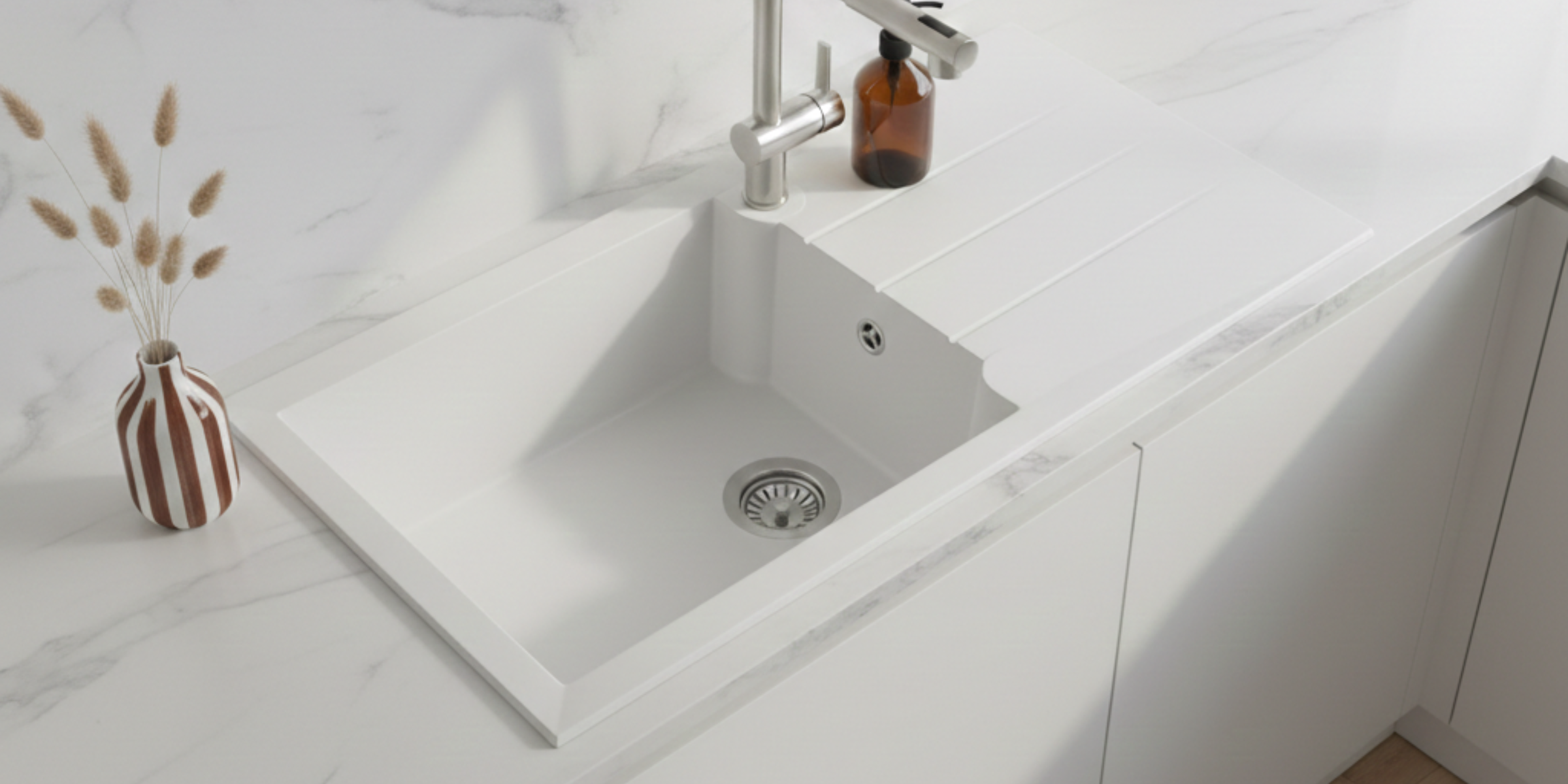 Évier résine blanc TUNIA 1 grand bac 1 égouttoir, cuve spacieuse et surface résistante aux chocs et aux taches en cuisine.