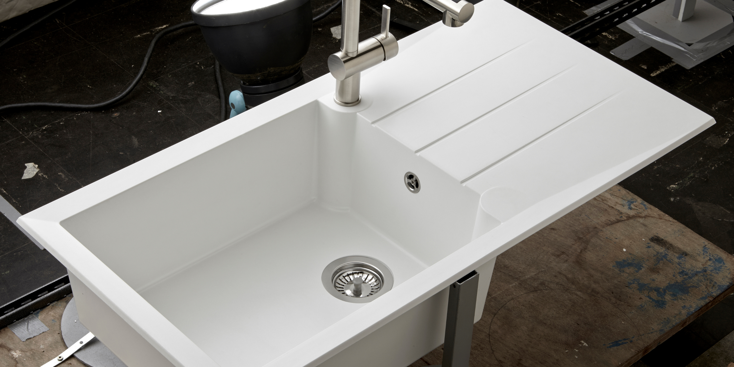 Avec son grand bac et son égouttoir, l’évier TUNIA en résine blanche allie esthétique et praticité.