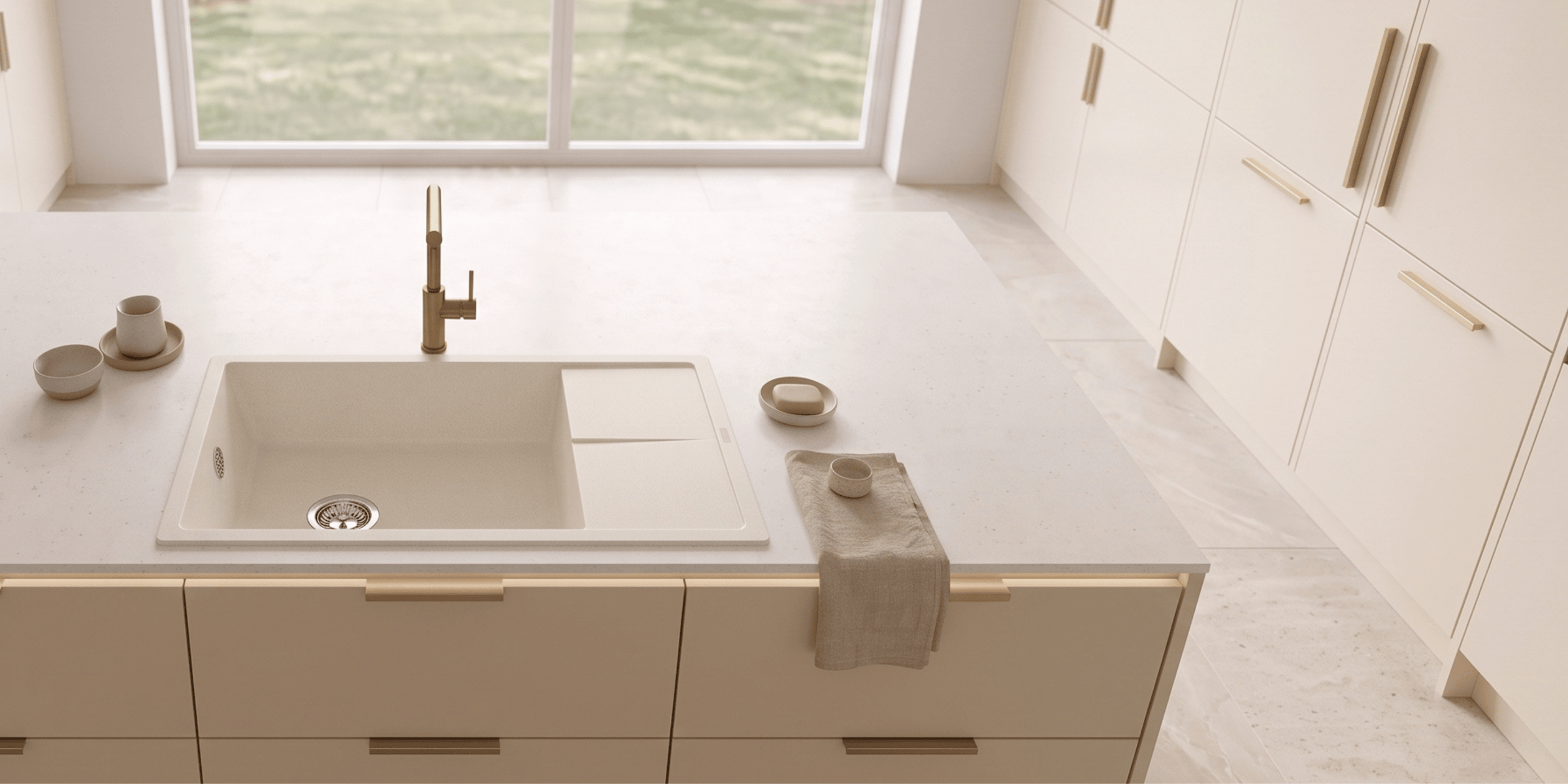 Evier granit beige Luisina MAESTOSO 1 grand bac 1 petit égouttoir 78x50, format malin pour un décor de cuisine harmonieux.