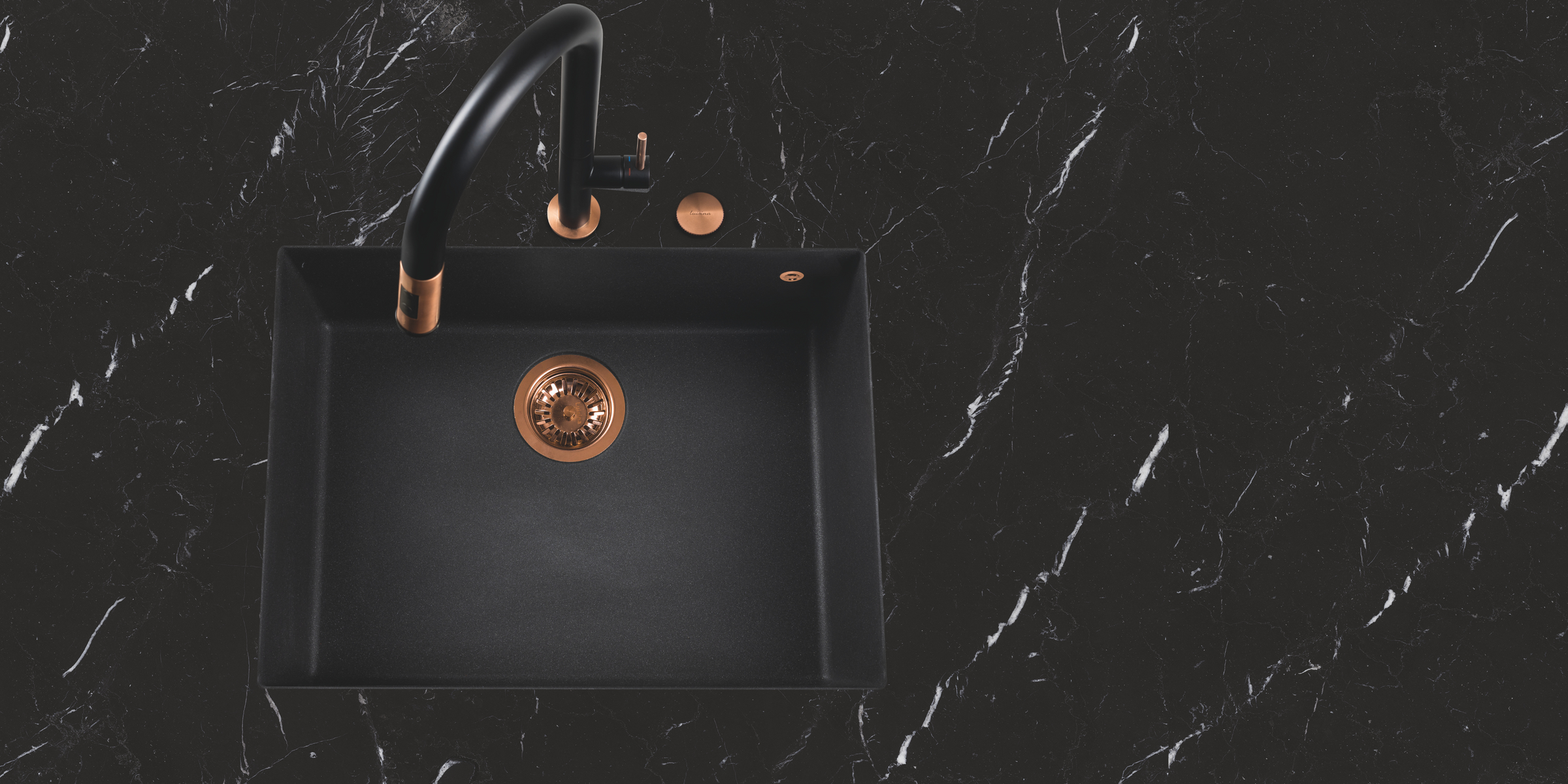Compact et esthétique, l’évier QUADRILLE noir moucheté en granit (570x500) s’intègre dans tous les styles de cuisine.
