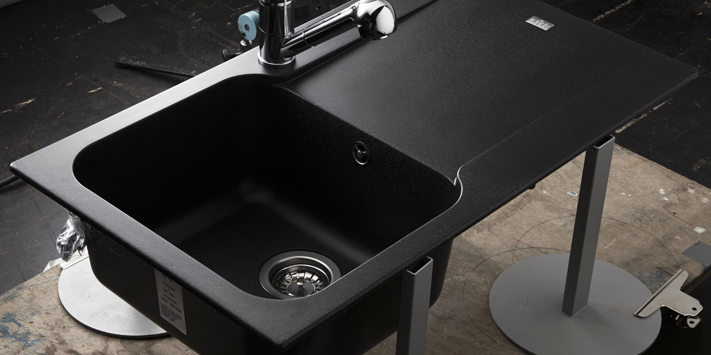 L’évier ZIGGY en résine noire mouchetée allie design moderne et résistance pour une cuisine fonctionnelle.
