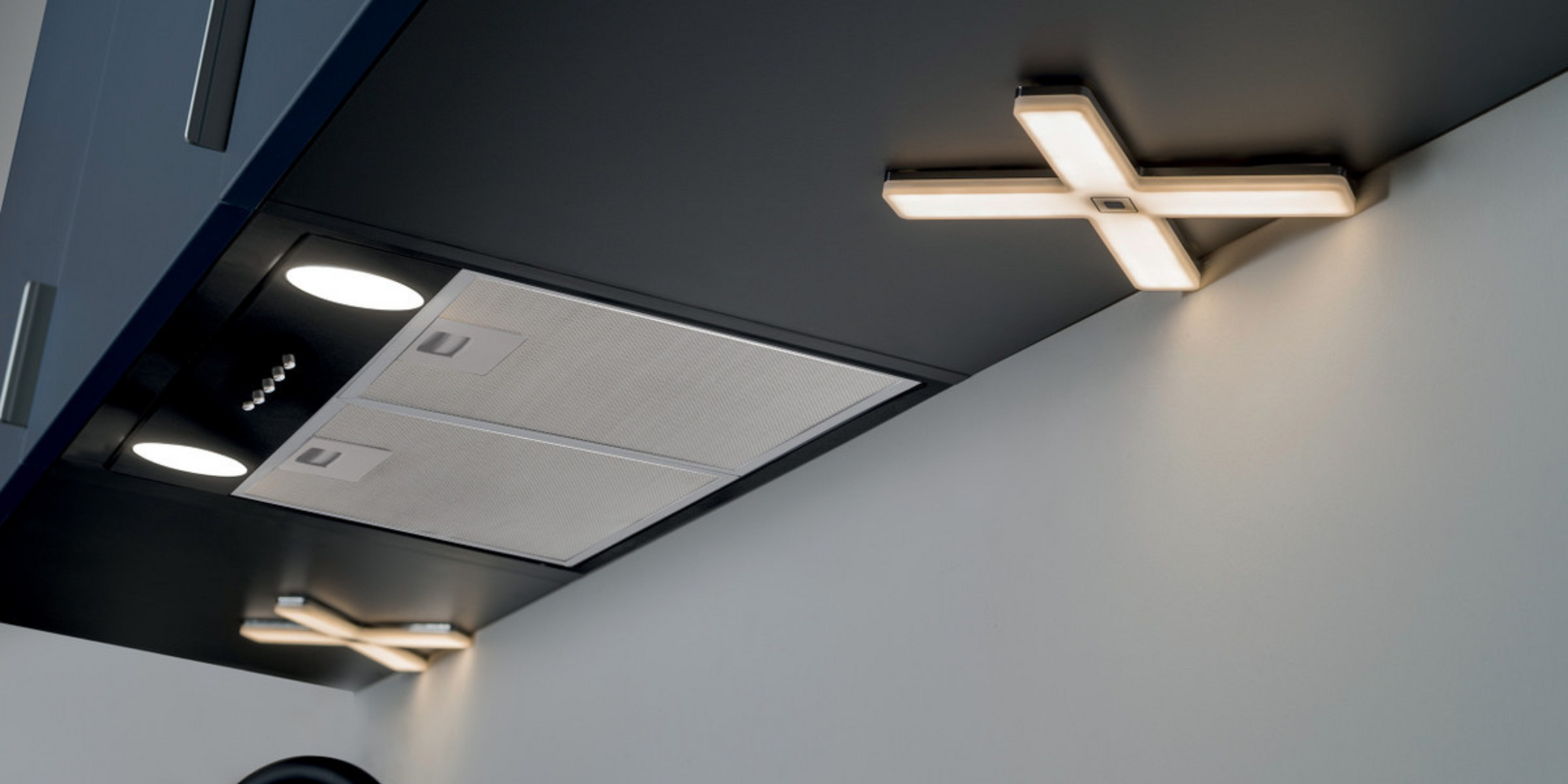 Hotte ALPHA noir 60 cm, encastrable et idéale pour un gain de place.