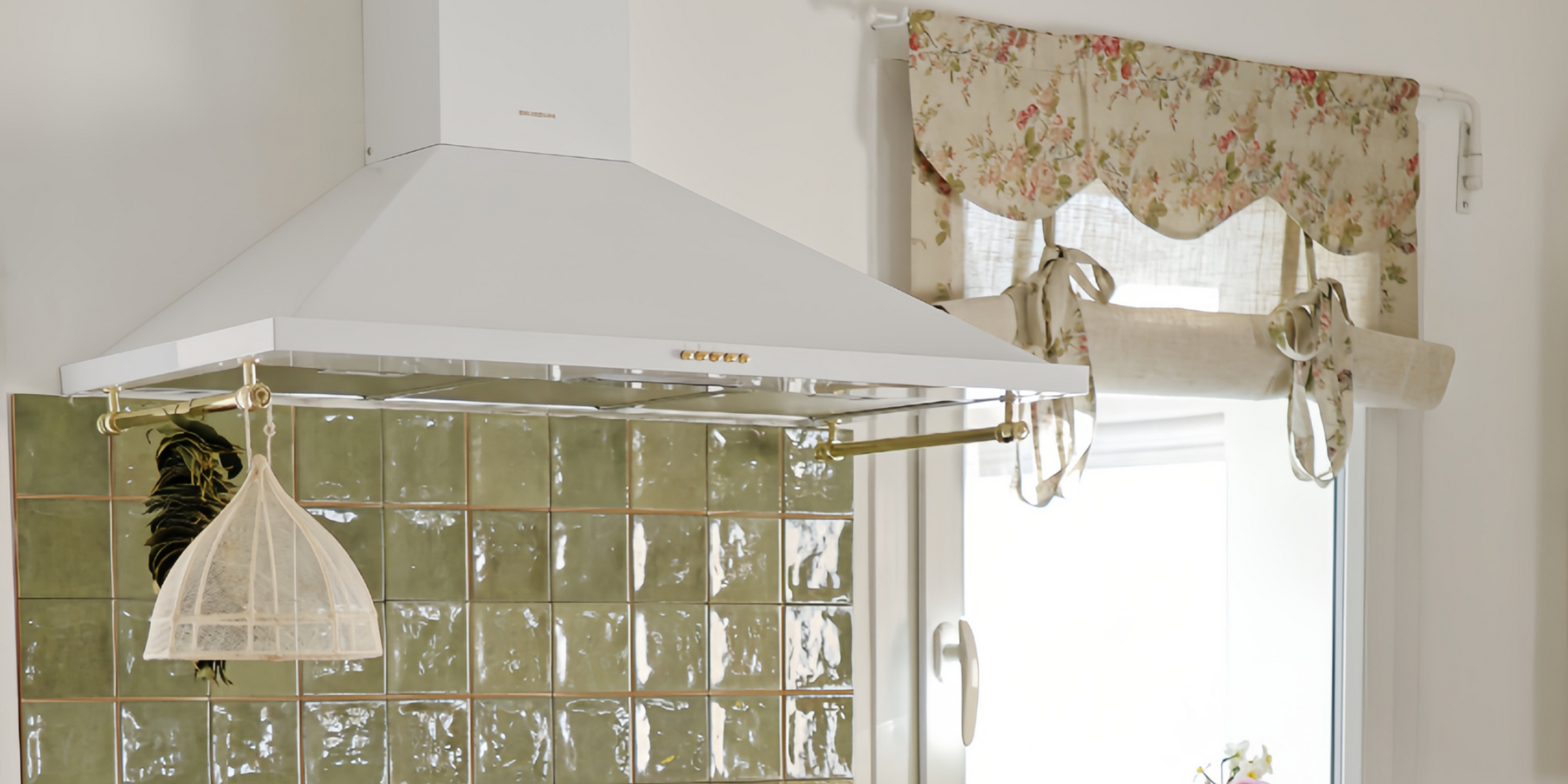 Hotte OSIRIS blanc mat 90 cm, design intemporel et extraction efficace.