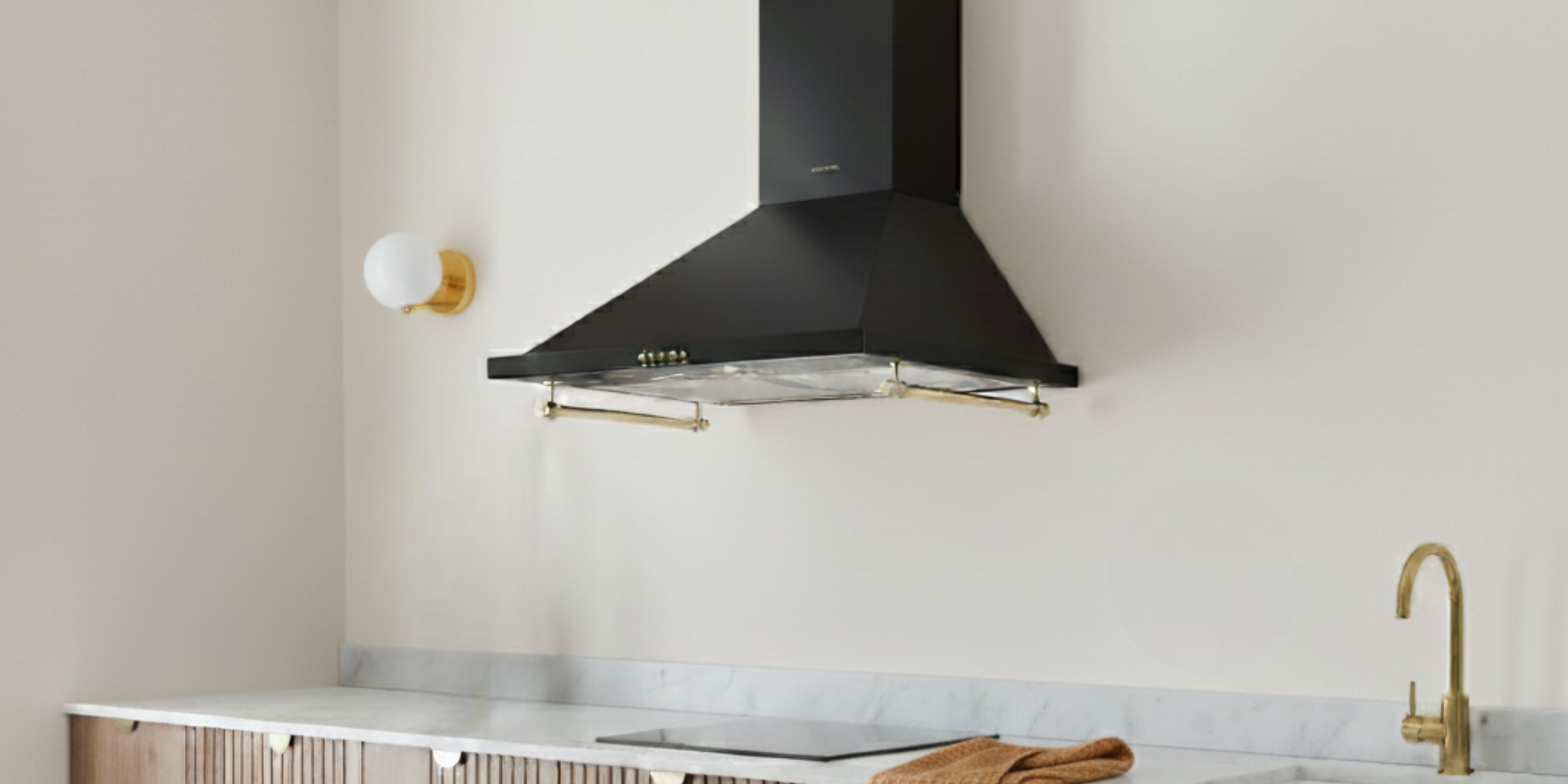 Hotte vintage murale Silverline OSIRIS noir mat, style rétro affirmé, performance efficace pour une cuisine au cachet unique.