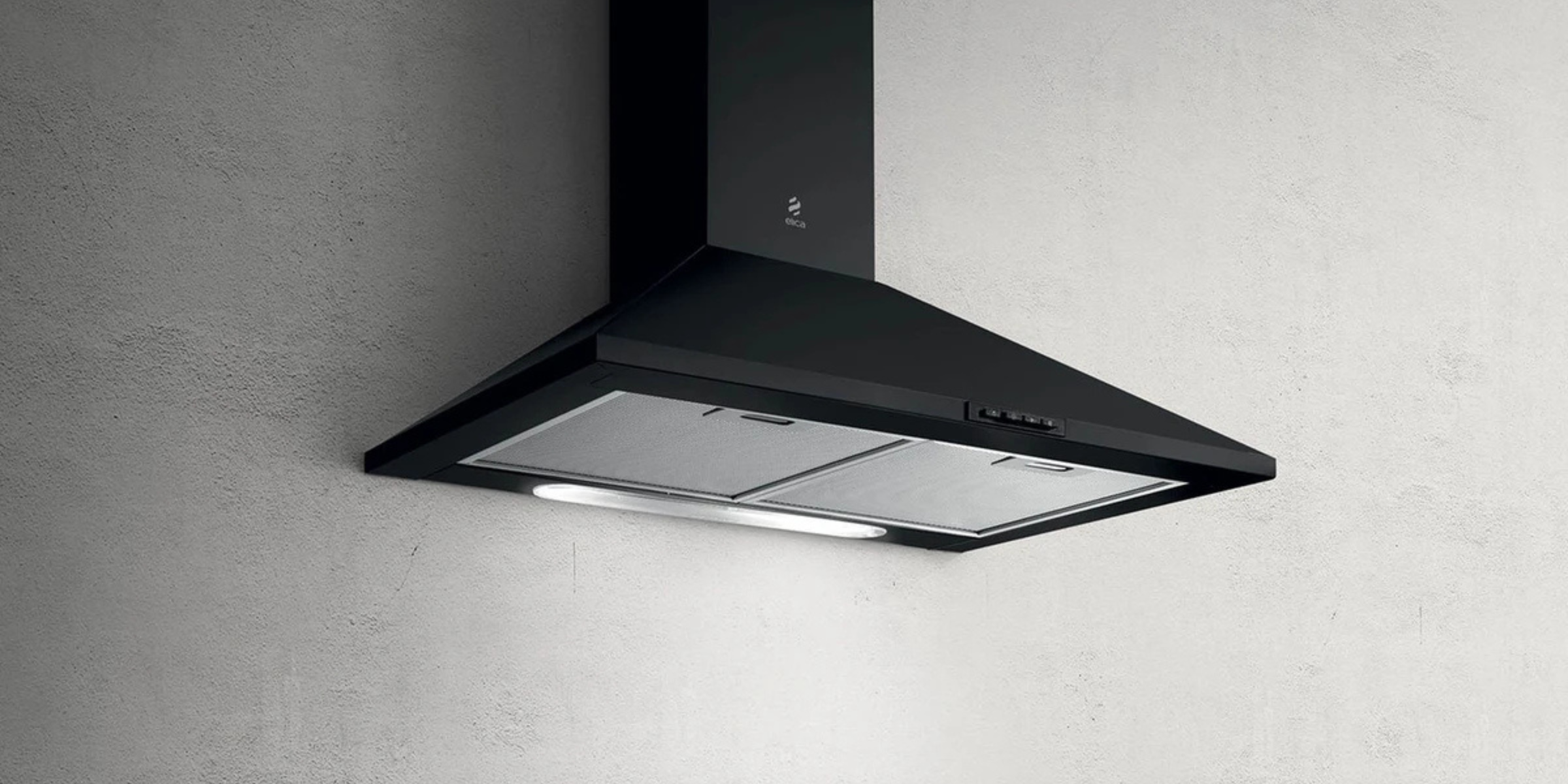 Hotte cuisine Elica murale MISSY noir 60 cm, compacte noire pour cuisine moderne et design avec extraction efficace.