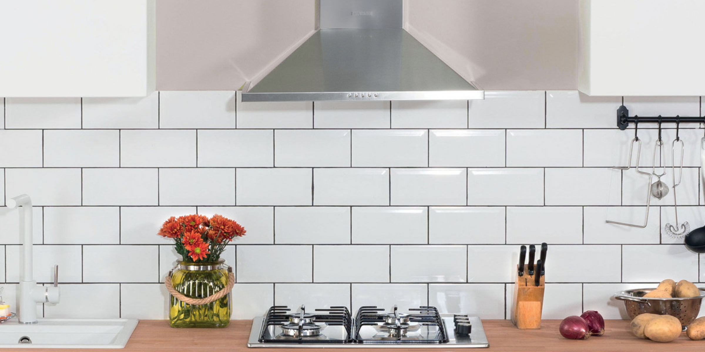 Hotte TESSY inox 600 mm, compact et efficace pour une cuisine moderne.