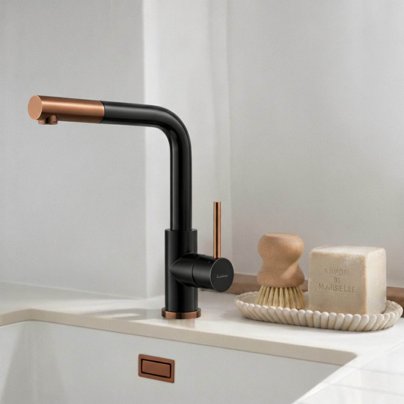 Robinet Douchette Luisina inox massif PVD noir et cuivre LENA