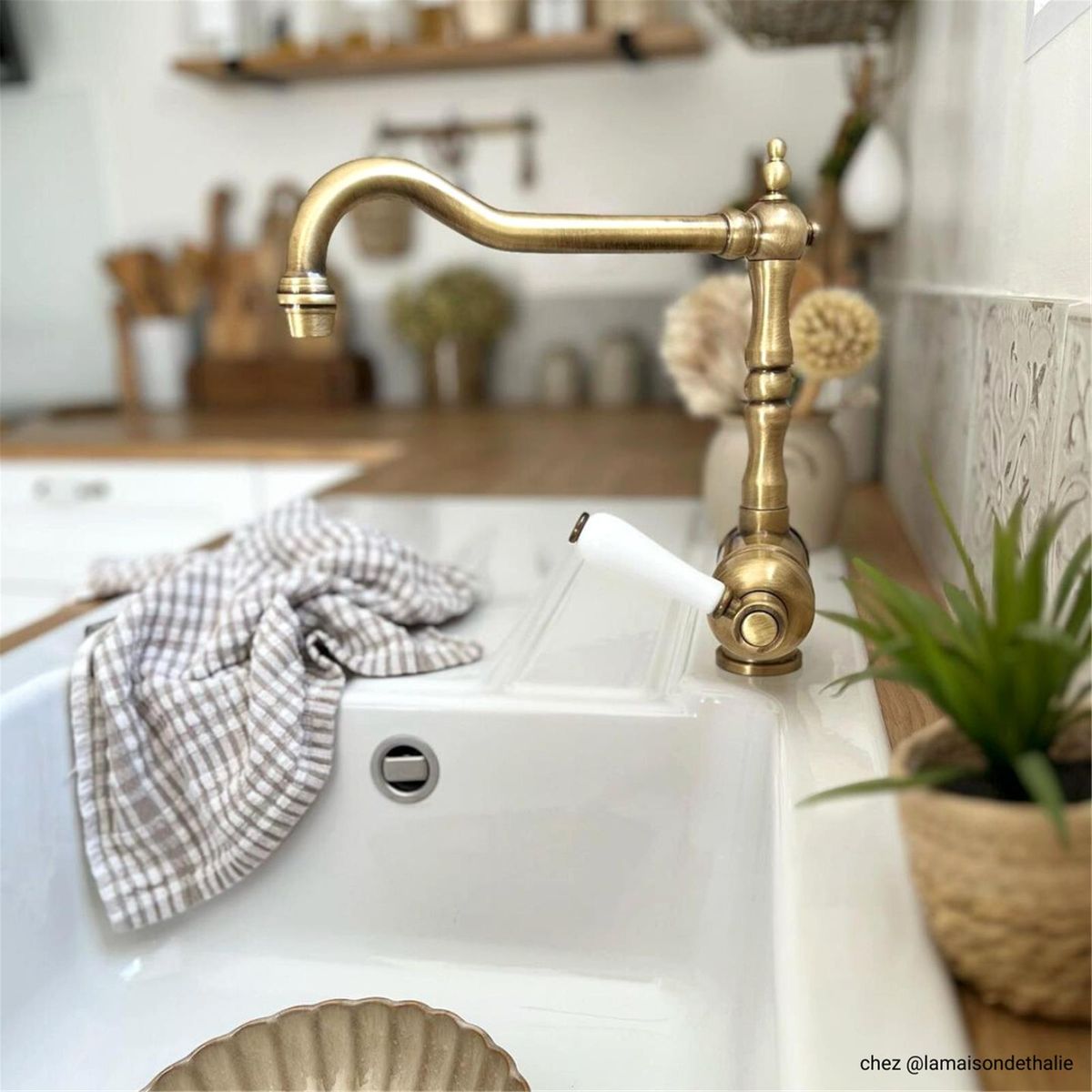 Cuisine équipée d'un Robinet rétro vieux bronze MARIUS