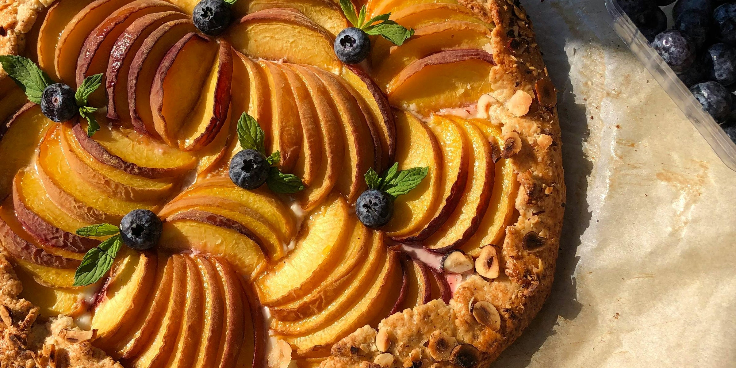 Tarte aux pêches, romarin et citron vert