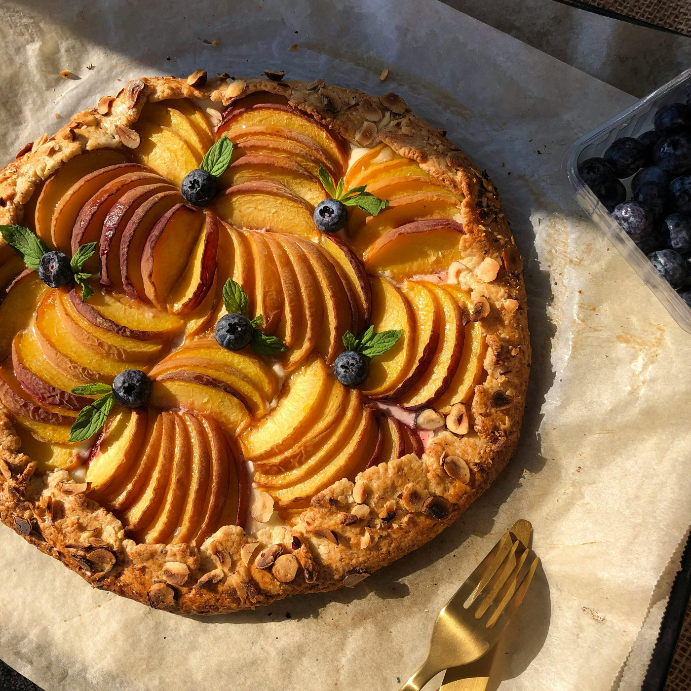 Tarte aux pêches, romarin et citron vert