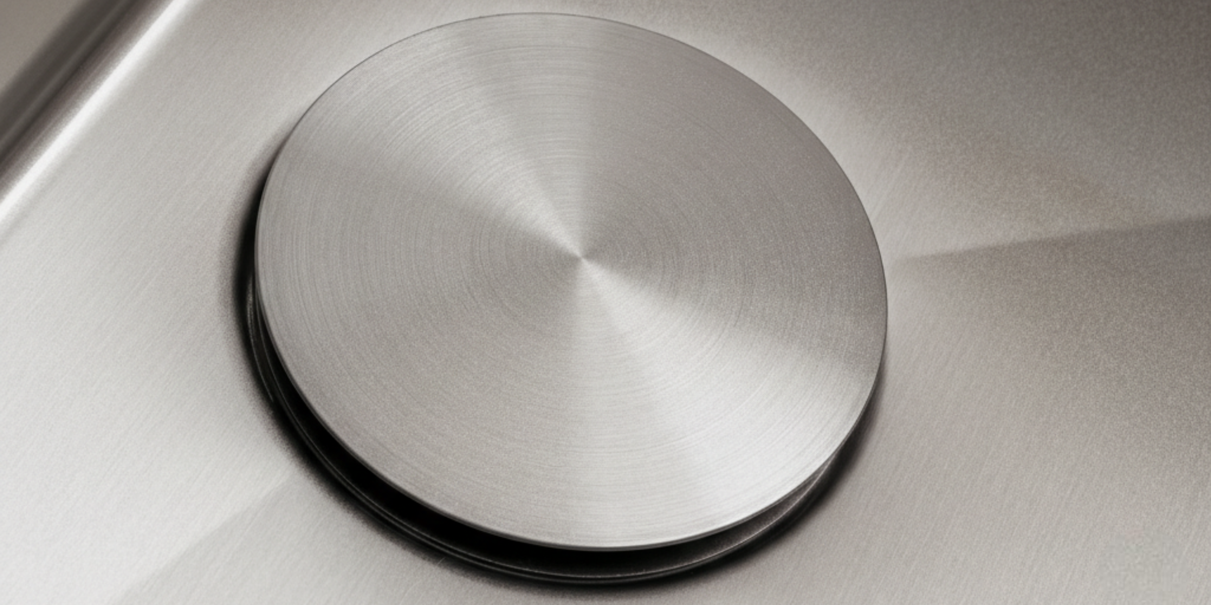 Cache bonde inox universel Luisina 90 mm, l'accessoire indispensable pour une finition soignée et un fond de cuve épuré.