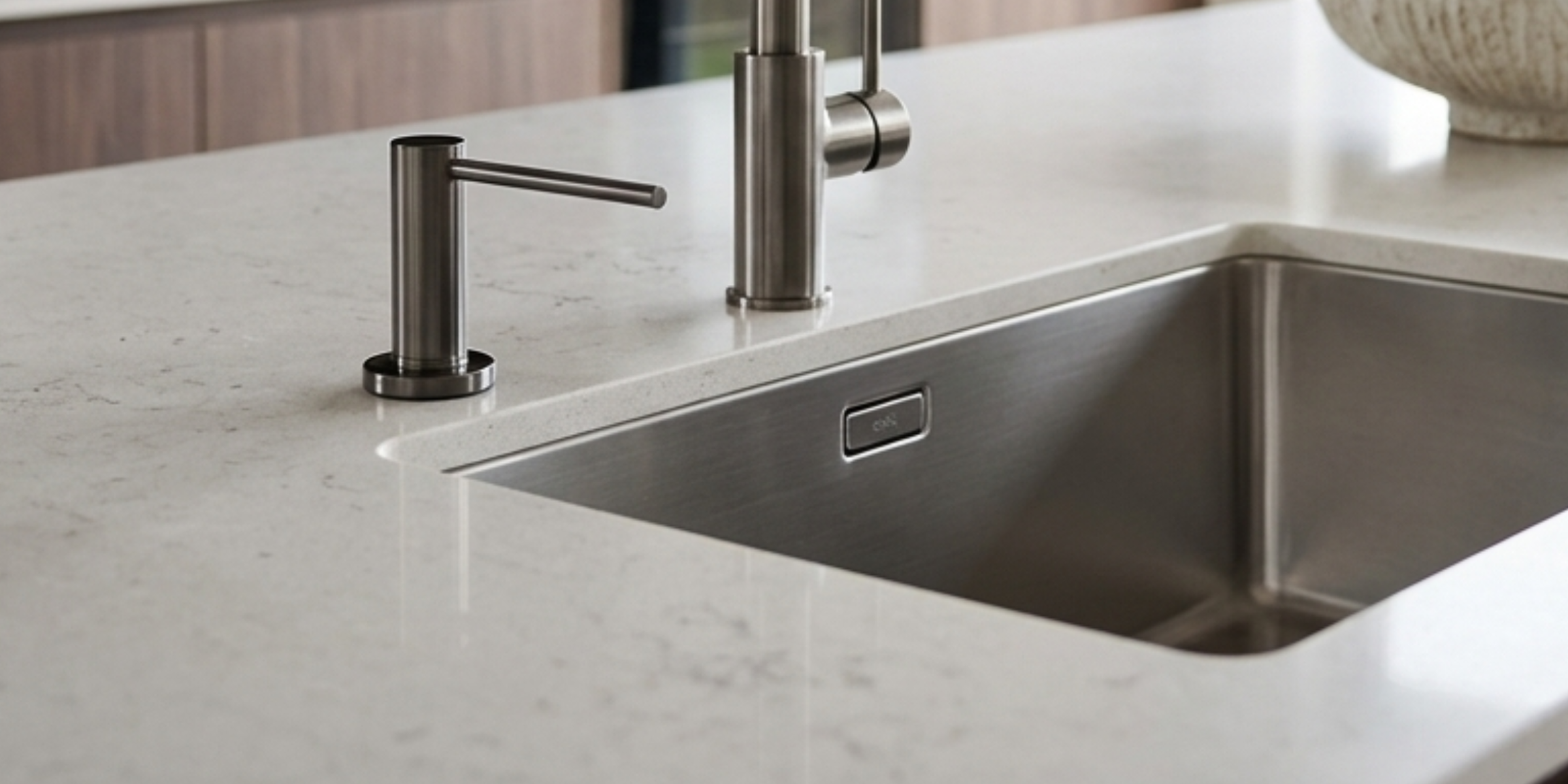 Distributeur savon cuisine encastrable inox noir métallisé MAYA, accessoire sombre anti-traces au design épuré chic net.