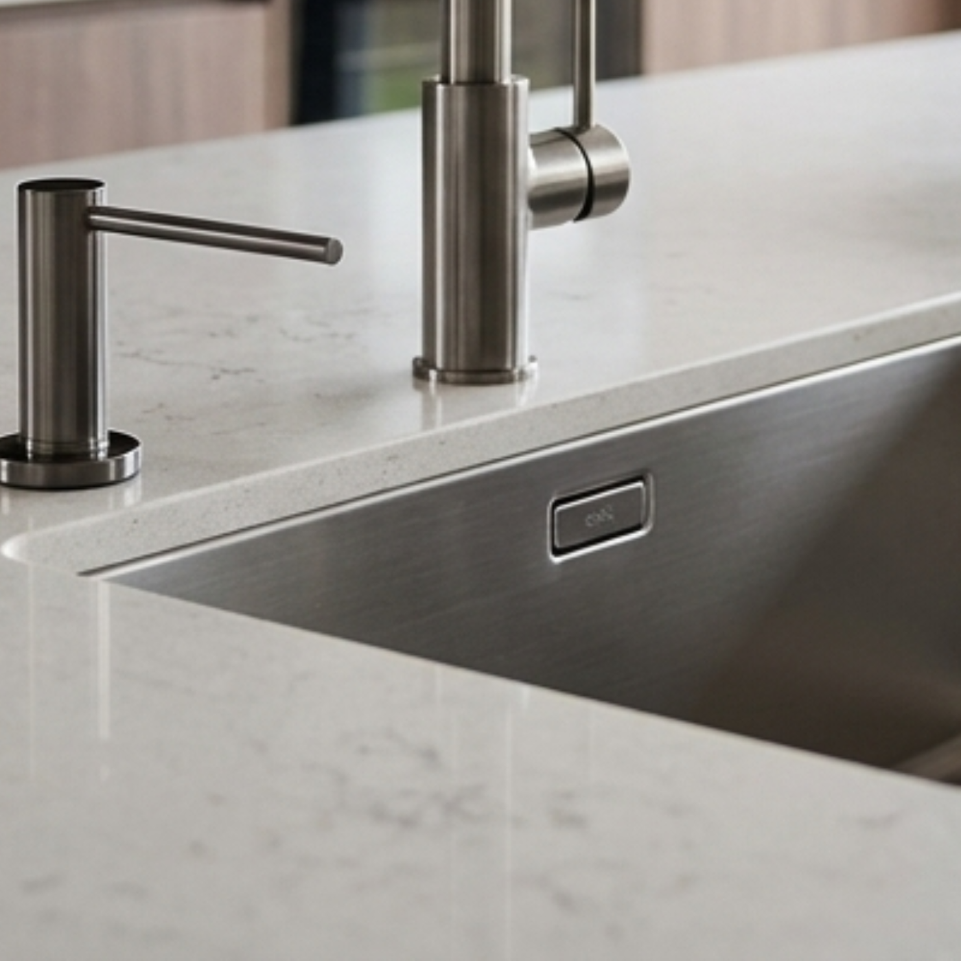 Distributeur savon cuisine encastrable inox noir métallisé MAYA