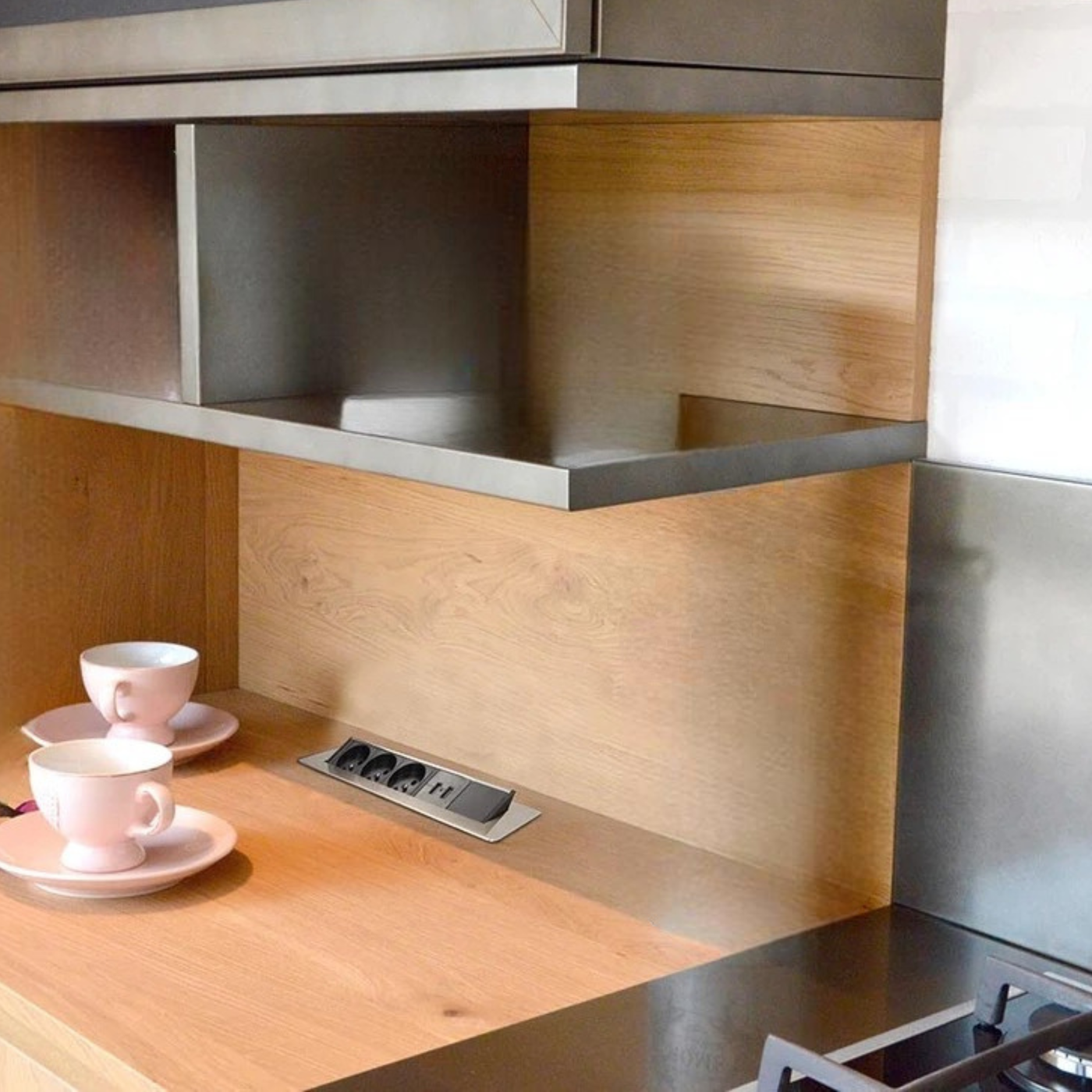 Prise plan de travail AURA - Bloc 3 prises + 2 USB-A rétractable inox