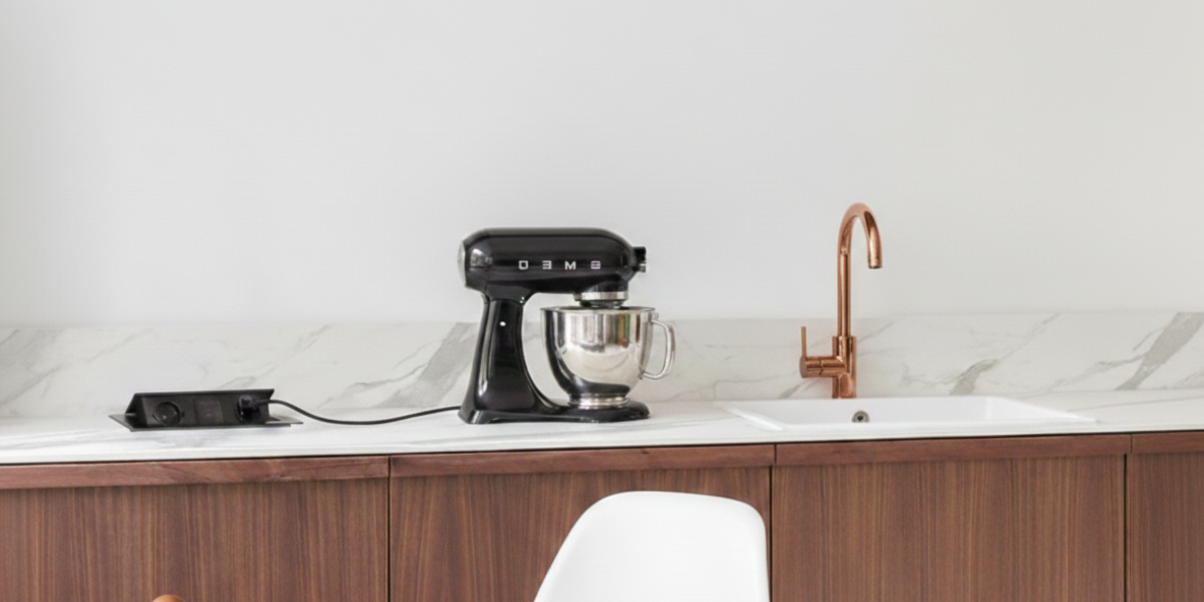 Prise plan de travail NOXEN - Bloc 2 prises + 1 USB-A + 1 USB-C rétractable noir, pratique pour cuisine fonctionnelle.