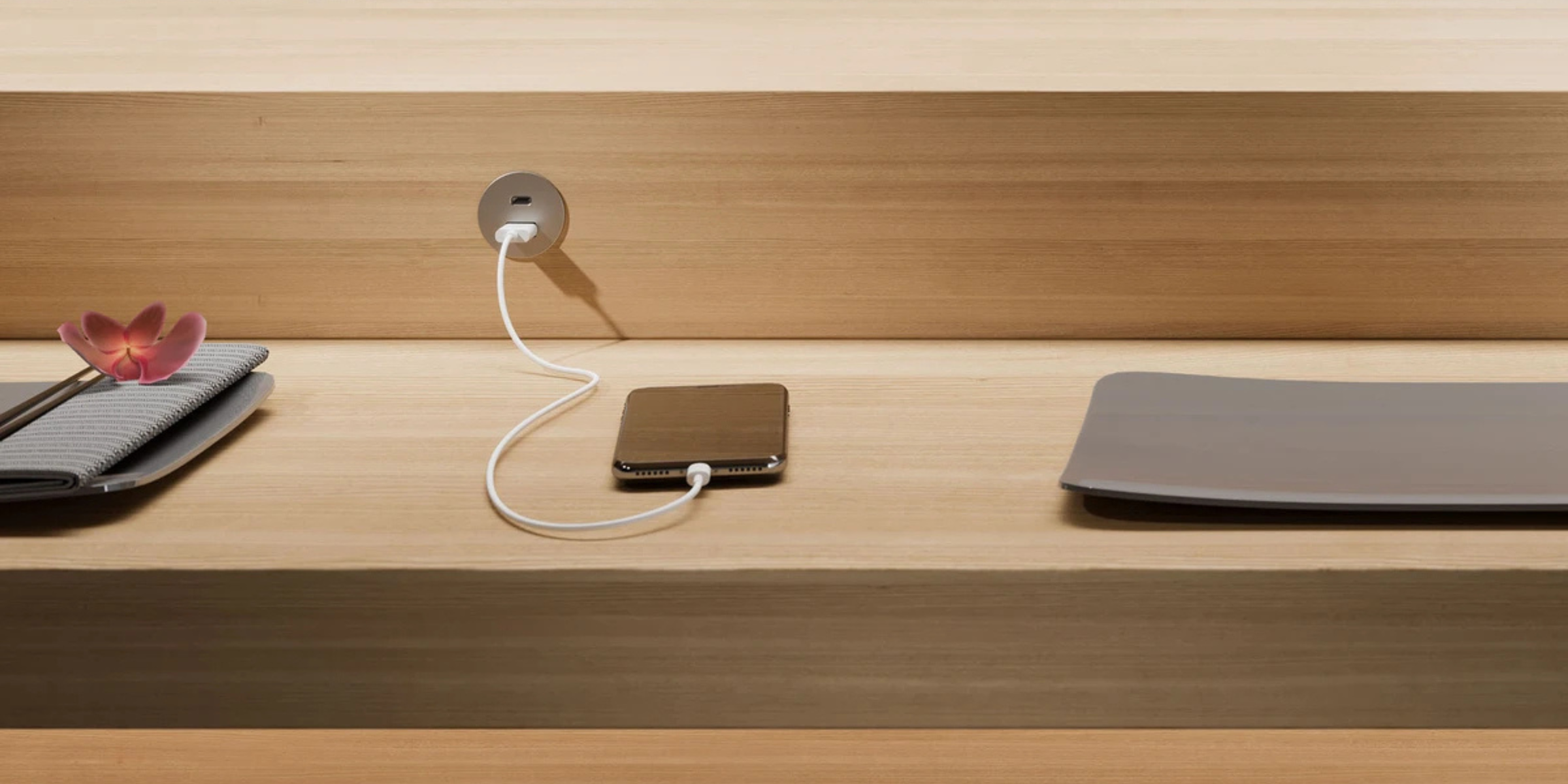 Prise USB murale ARCHEA 1 prise USB C + 1 USB-A - Prise ronde encastrable inox, chargeur discret au fini brossé très moderne.