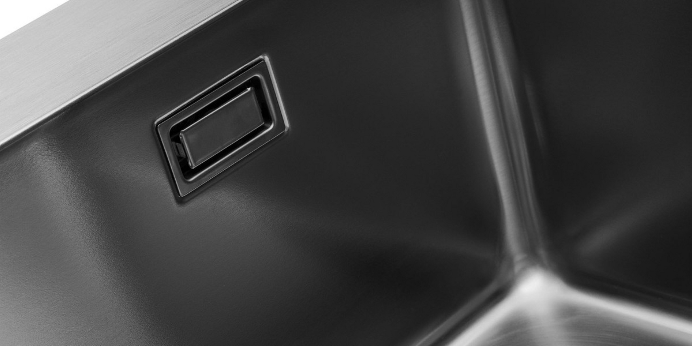 Minimaliste et robuste, l’évier KEZIA en inox lisse avec bac sans égouttoir est parfait pour les petits espaces.